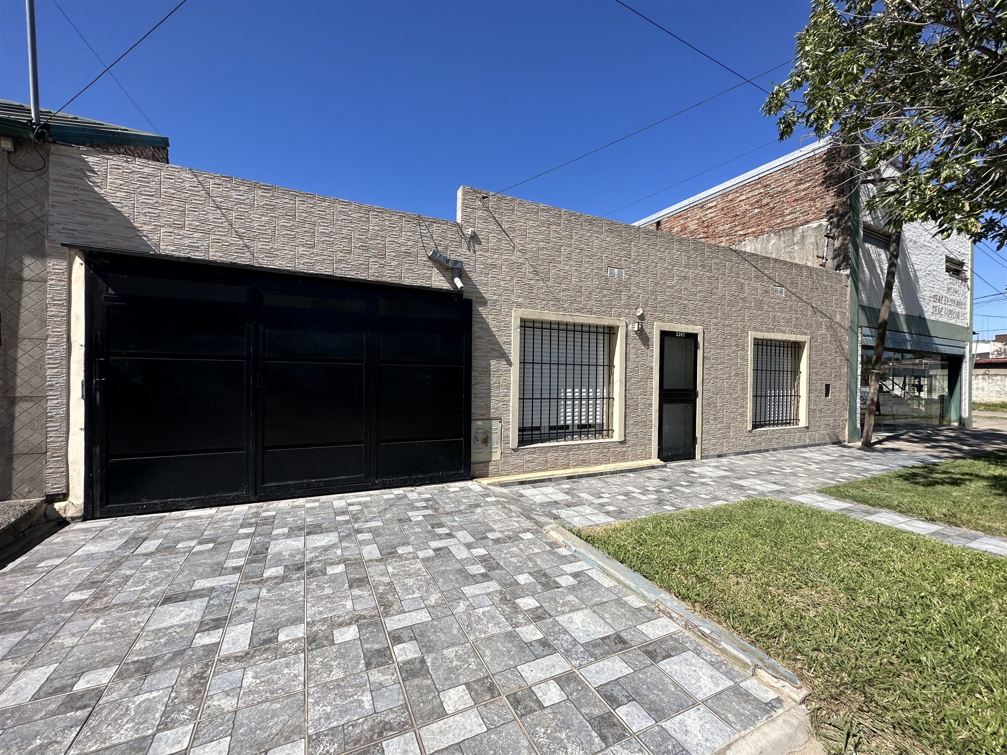 Propiedad ubicada en la zona norte de la ciudad, cuenta con living, cocina comedor, cochera para dos vehículos, cuarto de estudio y depósito. En la zona íntima de la propiedad se encuentran los dos dormitorios y el baño. El jardín seco y verde tiene galería cubierta. Una pérgola que aporta sombra. Antigüedad: 25 años.