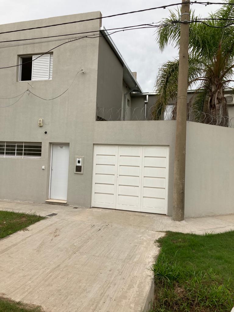 Conjunto de 4 viviendas tipo dúplex bajo Régimen de Propiedad Horizontal. En planta baja, living comedor con cocina sectorizada, cochera, patio, baño social, en planta alta dos dormitorios con baño completo. Las viviendas se destacan por sus ambientes amplios, ventilación e iluminación.