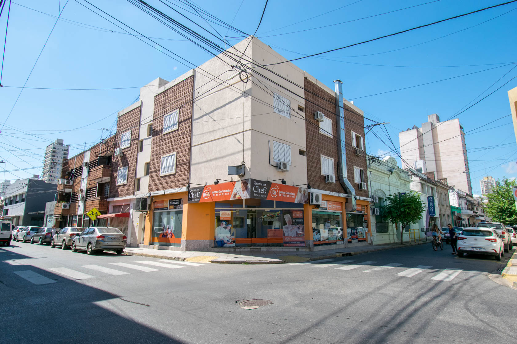El departamento se encuentra ubicado en pleno centro santafesino, es un segundo piso por escalera, sus ambientes son cómodos, poseen buena iluminación y ventilación. Está muy cerca de la principal zona comercial de la ciudad. El edificio cuenta con terraza a la cual se puede acceder en el cuarto piso. Ingreso a un ambiente amplio que integra la cocina. El dormitorio posee placard empotrado, baño completo. Pequeña baulera en el pasillo de distribución a la zona del dormitorio y mueble de guardado en el baño. Actualmente alquilado.