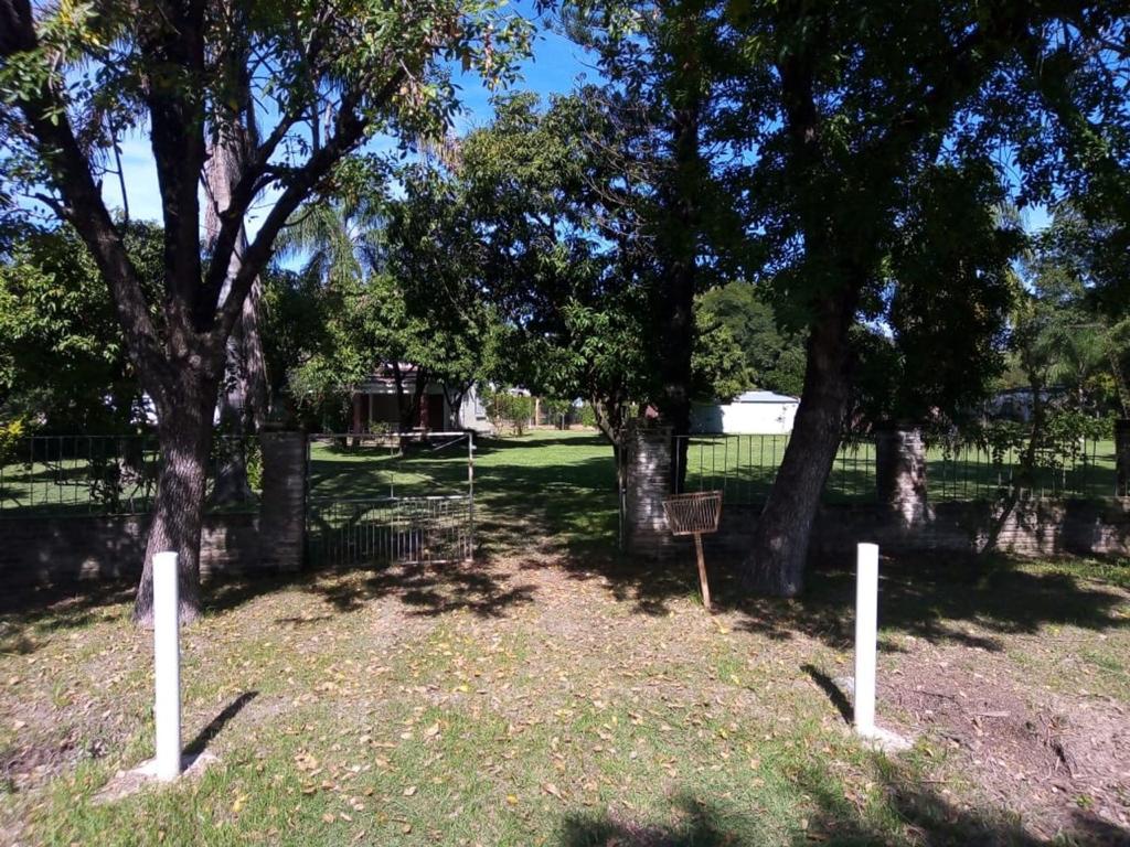 2500 mt2 - Parquizado, árboles frutales, 2 dormitorios, comedor amplio, cocina. Galería cubierta, quincho con aasador y horno. Garage para 2 vehículos. A 100 mts del río.