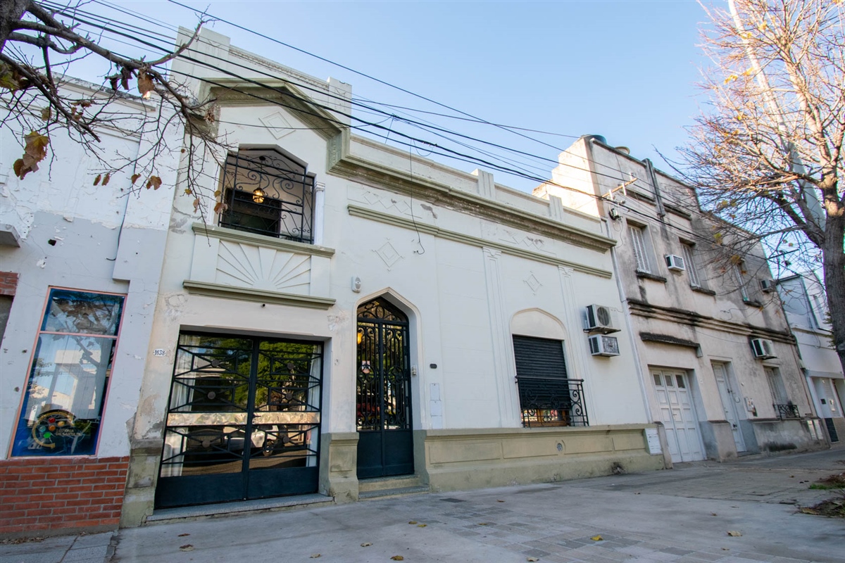 Casa al frente de estilo, con detalles constructivos destacados. Pisos de mosaico de granito y pinotea. Aberturas de madera. Distribución: en planta baja recepción que funciona como sala de espera, toilette. Ambiente consultorio, estar recepción con escalera hacia la planta alta donde se desarrolla  un ambiente que puede destinarse como dormitorio o escritorio. Continuando en planta baja , living,  cocina comedor, dormitorio, baño completo, patio interno con acceso al lavadero en planta alta. Se destaca como una propiedad ideal para la instalación de consultorios u oficinas. 