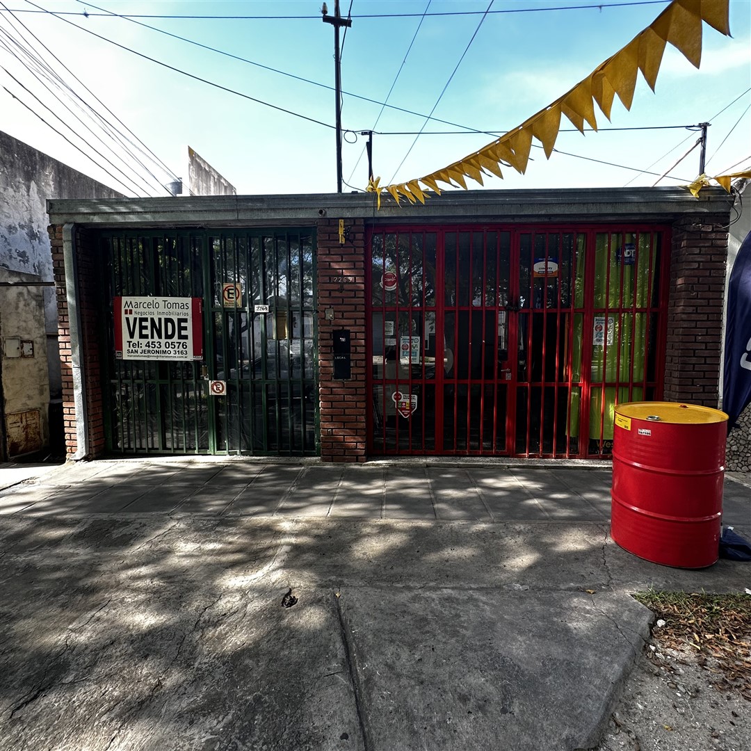CASA MAS LOCAL EN VENTA - Esta propiedad esta ubicada sobre Av. Galicia, zona en desarrollo y crecimiento. Posee un terreno de 8 x 24 metros.  Al frente un local comercial. Ingreso a la vivienda por cochera. Cuenta con  comedor, cocina, tres dormitorios, baño, lavadero, patio con galería y depósito.