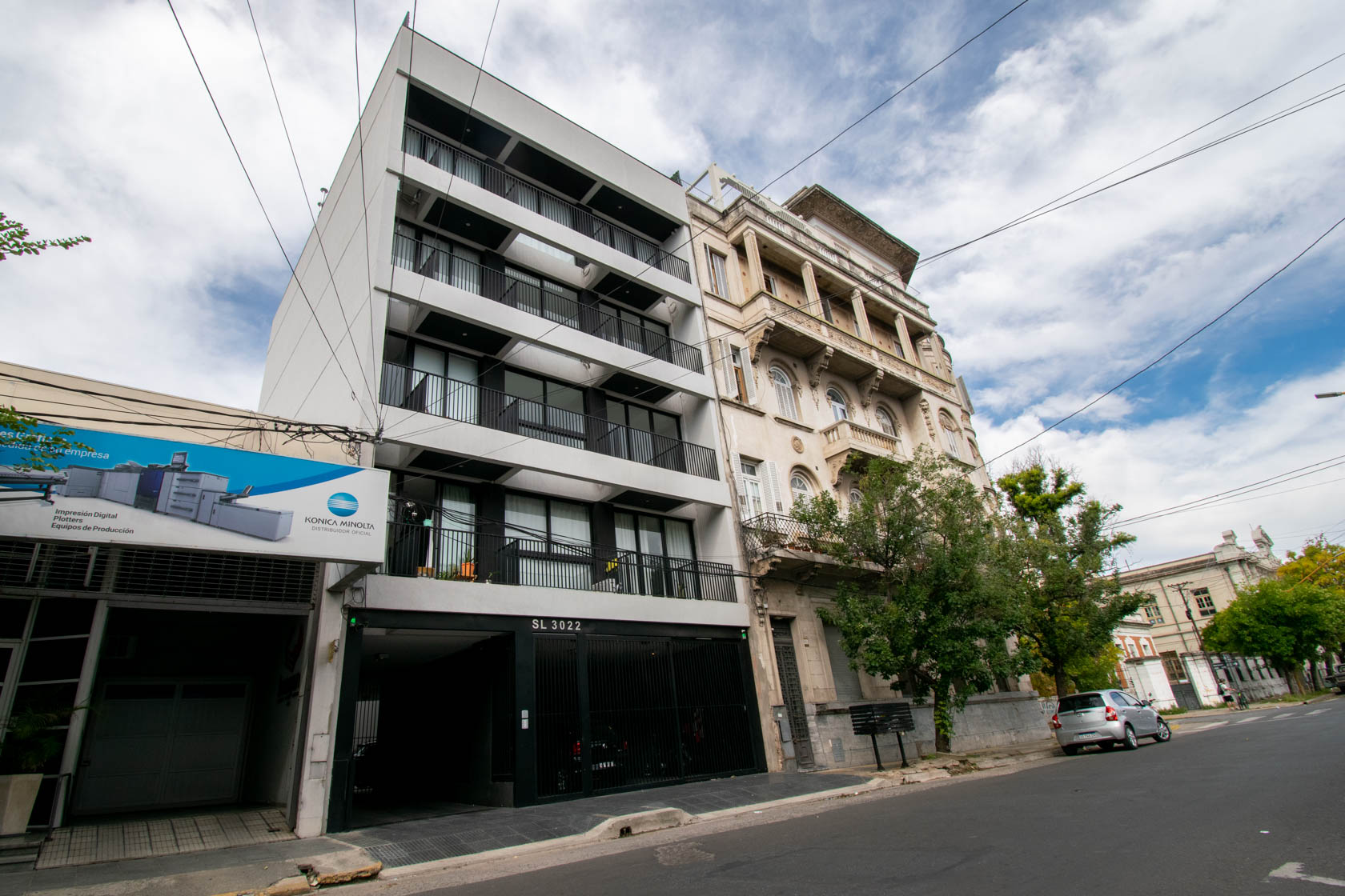 Departamento ubicado en el 3er piso al frente, ingreso al living comedor con cocina integrada, con barra desayunadora. Balcón al frente. Dormitorio con placard, baño completo. Detalles constructivos de primera calidad. Puertas interiores de madera, aberturas exteriores de alta prestación, vidrios DVH, pisos de porcelanato y madera. Revestimientos tipo Subway, grifería y sanitarios de primera marc