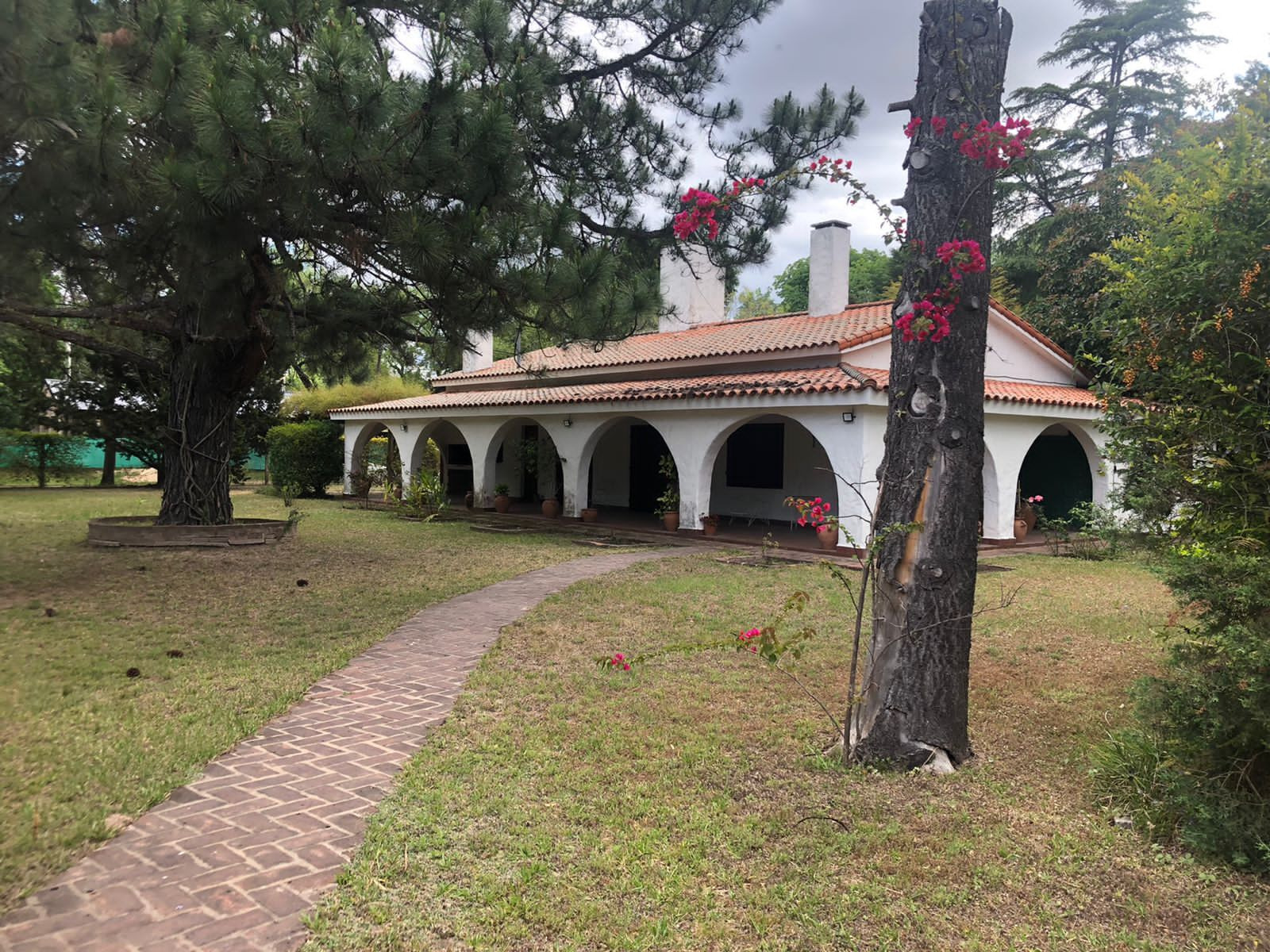 Hermosa casa quinta de estilo colonial, ubicada sobre un predio de 1000 m2. Se encuentra a 100 metros de la ruta y a 20 minutos del centro de la ciudad. La propiedad conserva su estetica original en muy buen estado, cuenta con el sector social de living comedor con hogar, cocina sectorizada. Dos dormitorios y baño. Sector de guardado. El sector de pileta cuenta con baño completo