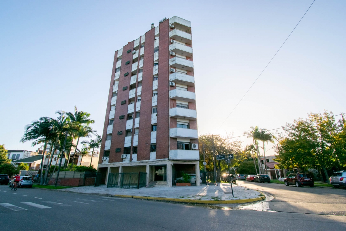 DEPARTAMENTO SOBRE COSTANERA - Hermosa propiedad con una vista privilegiada. Ubicado sobre la costanera santafesina desde su balcón se puede observar una hermosa postal de la laguna Setubal.  Este departamento cuenta con un cómodo living comedor al ingreso, cocina sectorizada con comedor diario, el lavadero se encuentra en la cocina.  En la zona intima encontramos dos dormitorios y el baño principal, ambos tienen placares y pisos alfombrados.  El departamento se encuentra en el quinto piso del edificio y su balcón al frente tiene orientación este.