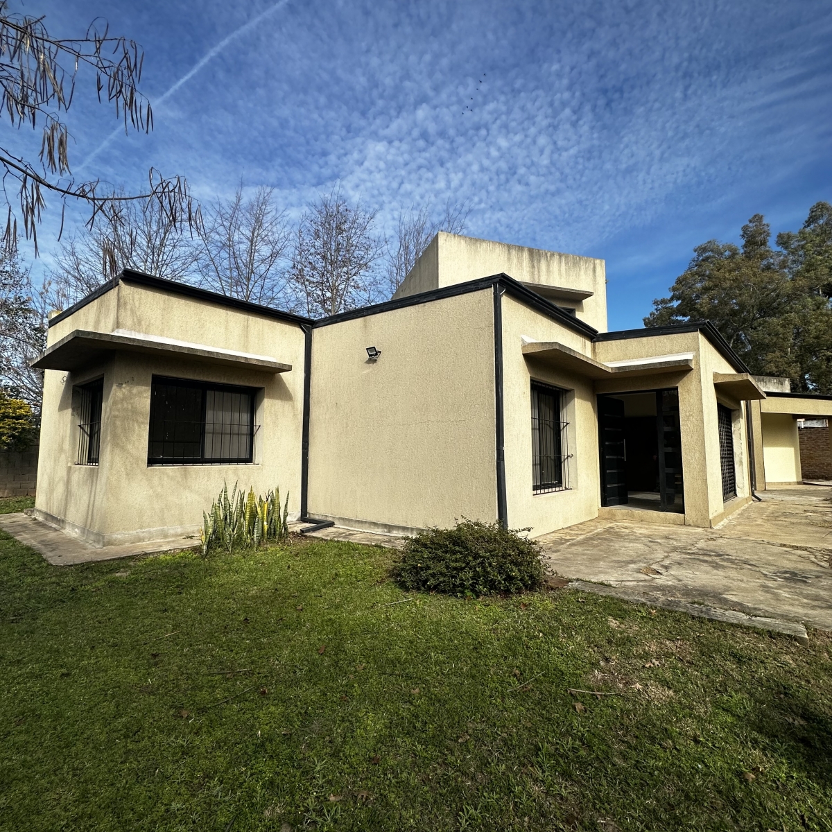 | CASA EN VENTA | Esta propiedad está ubicada en uno de los barrios Las Paltas a pocos metros de la ruta.Cuenta con living, cocina comedor, 2 dormitorios y un baño en planta baja. En planta alta nos encontramos con otro dormitorio. Posee una amplia galería con asador y baño.