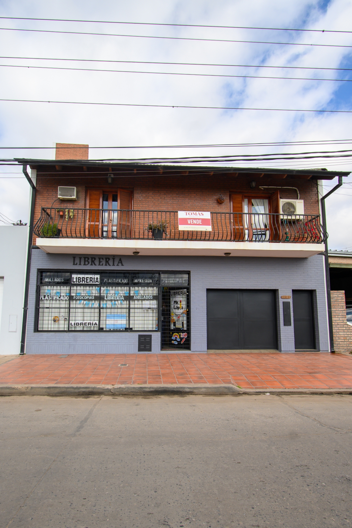 Casa al frente y local comercial. En PB, local comercial con frente vidriado, baño, pisos de mosaico, en excelente estado. Cochera para dos vehículos que se comunica con el espacio social de la propiedad, amplio quincho totalmente equipado, desde allá se accede al patio seco con pileta. En PA se desarrolla la vivienda, se accede por escalera desde el frente a un ambiente que integra el living comedor y la cocina sectorizada por una barra desayunadora que se integra al mobiliario de cocina, dos dormitorios, antebaño y baño, desde el ambiente principal se accede a un espacio social galería con cerramiento. Desde esta galería, por escalera se conecta con la PB pudiendo llegar al sector del patio y pileta. La propiedad se encuentra en muy buen estado, todos los ambientes posee ventilación e iluminación directa 