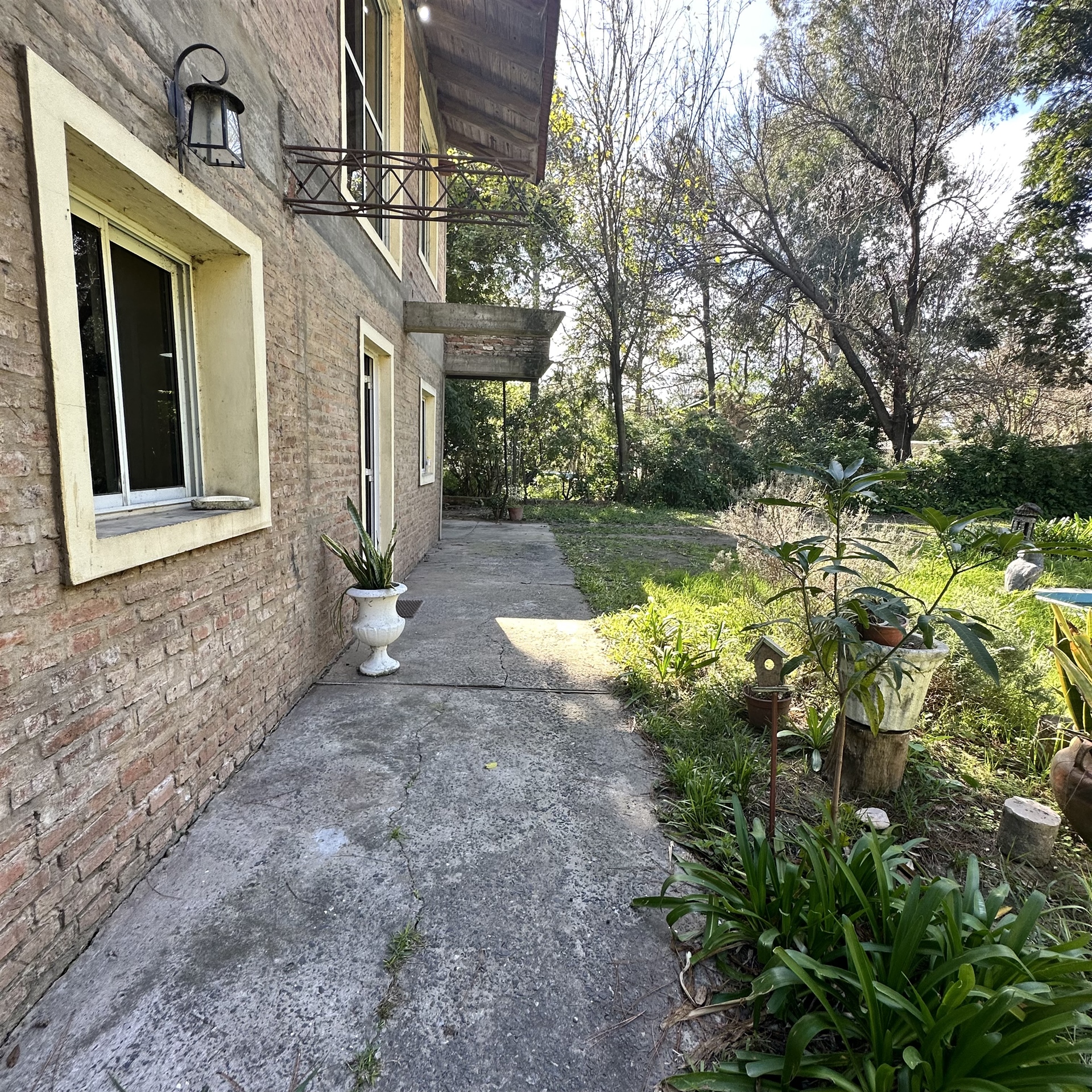  | VENTA CASA CON IMPORTANTE TERRENO EN COLASTINÉ NORTE SANTA FE | Sobre el lote se desarrollan dos propiedades. La primera con ingreso directo desde la calle a un ambiente amplio que funciona como living comedor con cocina integrada. Luego por pasillo distribuidor dos dormitorios y baño. Se accede a una galería cubierta que conecta el parque con la pileta. Desde la calle ingreso a garage. El segundo inmueble que se ubica en el fondo del terreno, tiene su ingreso independiente desde la calle para vehículo, el parque se ubica en la parte anterior de la vivienda. La vivienda se desarrolla en dos plantas, en planta baja, un ambiente amplio que funciona como living comedor, la cocina sectorizada. Por la escalera a un entrepiso de madera, donde funciona en un solo ambiente el espacio íntimo para el dormitorio. En la Planta Alta antebaño y baño. Espacio para guardado de vehículo que también puede funcionar como galería techada. En el parque la pileta tiene toda la instalación de filtro completa.