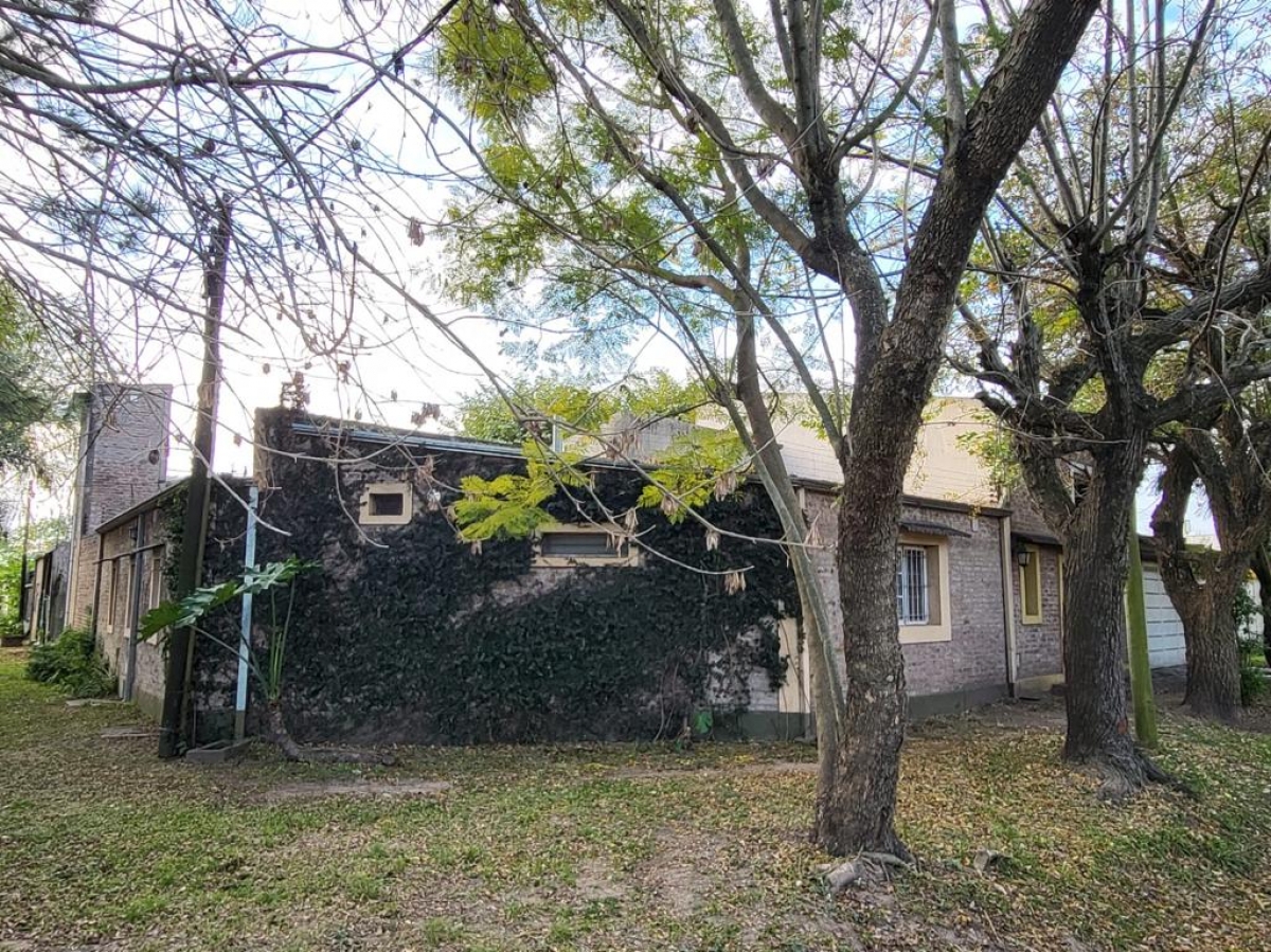 | CASA EN VENTA | Casa desarrollada en planta baja con entrepiso. Se ingresa por el living comedor, anexa se encuentra la cocina comedor semisectorizada, baño completo.  En la planta superior se encuentran los dos dormitorios y el baño, con posibilidades de ampliar e incorporar un tercer dormitorio. La propiedad cuenta con un amplio patio verde con pileta, galeria cubierta con asador y horno de barro.  El sistema de agua caliente funciona por medio de un termotanque solar y la casa posee bombas presurizadora para la potencia del agua fría y caliente.  La cochera tiene capacidad para tres autos y portón automático de alta velocidad.