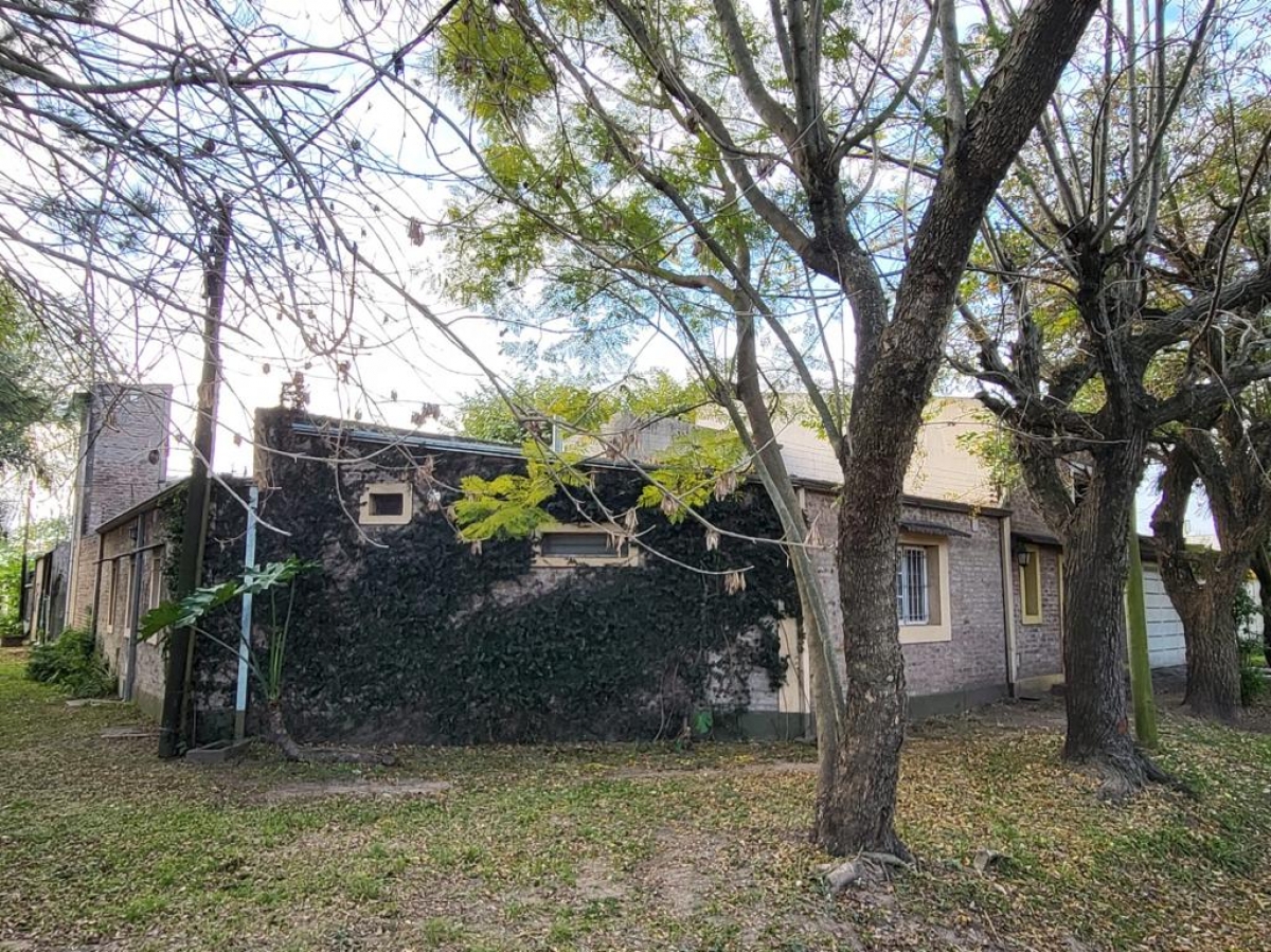 | CASA EN VENTA | Casa desarrollada en planta baja con entrepiso. Se ingresa por el living comedor, anexa se encuentra la cocina comedor semisectorizada, baño completo.  En la planta superior se encuentran los dos dormitorios y el baño, con posibilidades de ampliar e incorporar un tercer dormitorio. La propiedad cuenta con un amplio patio verde con pileta, galeria cubierta con asador y horno de barro.  El sistema de agua caliente funciona por medio de un termotanque solar y la casa cuenta con bombas presurizadora para la potencia del agua fria y caliente.  La cochera posea capacidad para tres autos y porton automatico de alta velocidad.