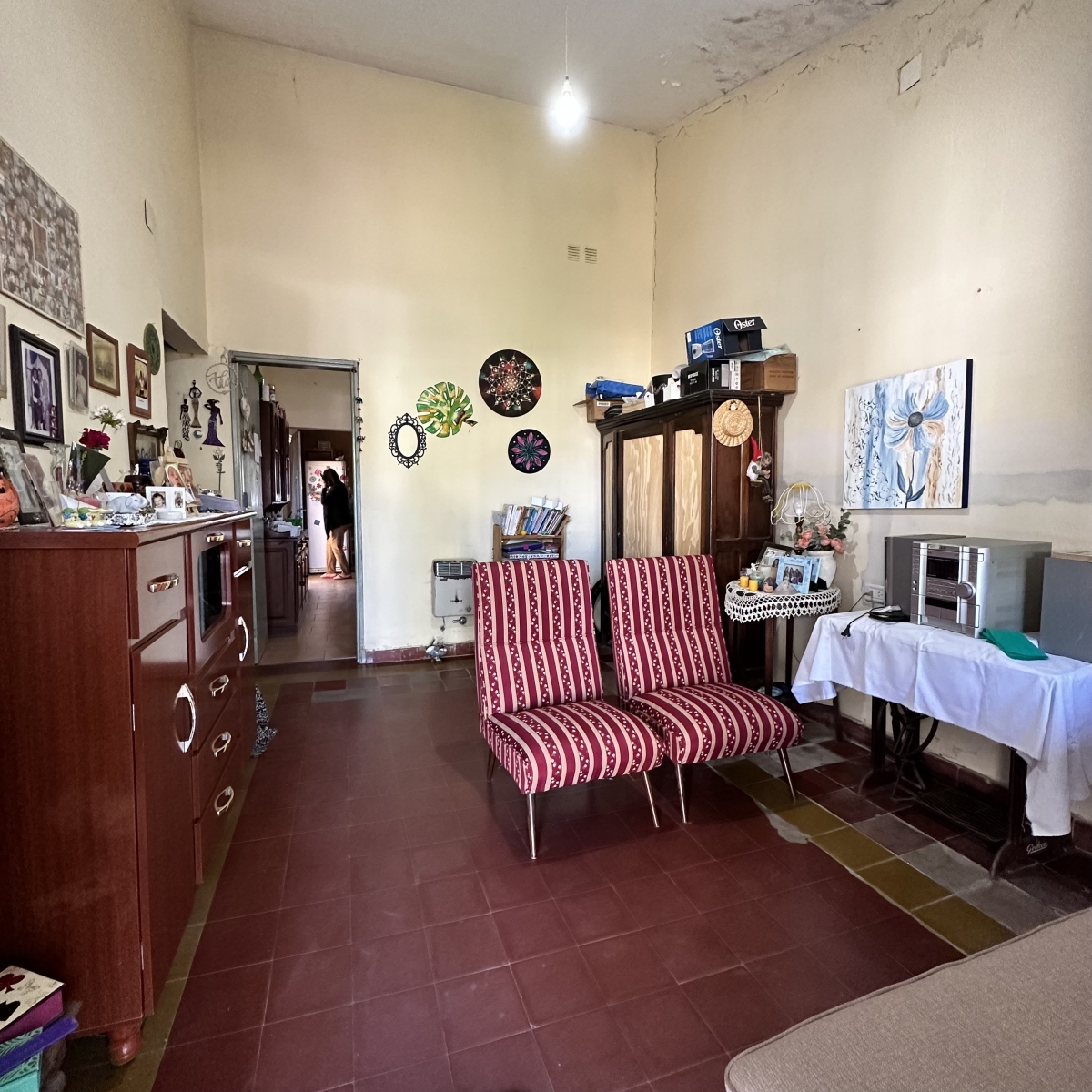 La propiedad posee jardí­n al frente, ingreso al living comedor, dos dormitorios, baño, cocina comedor, patio. Segundo ingreso por pasillo. El estado de la propiedad es a refaccionar.