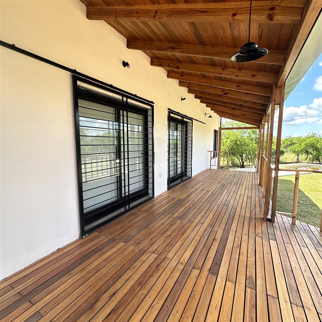 | CASA QUINTA | Esta propiedad está ubicada en loteo Lagos del Leyes, cuenta con un living comedor y cocina integrados, un dormitorio con placard, antebaño y baño. El jardí­n tiene pileta con solárium y una hermosa galería balconada con asador. Se vende con todo el amoblamiento incluido. Se acepta permuta por departamento o se evalúan propuesta entregando una propiedad como parte de pago.