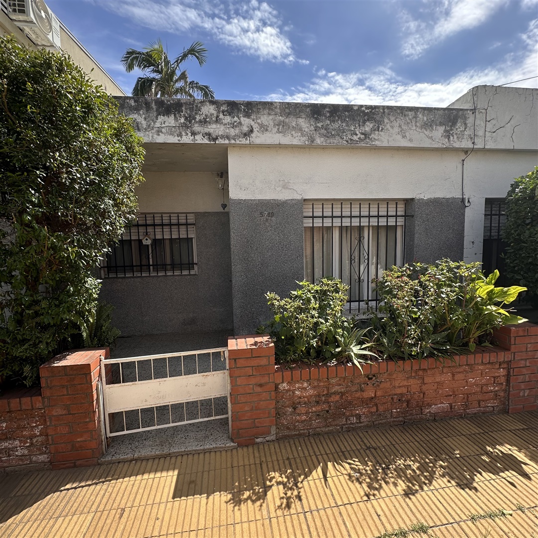 /CASA INTERNA / al ingresar a la propiedad nos encontramos con el living comedor, también cuenta con cocina sectorizada, tres dormitorios, habitación de guarda, baño  y un hermoso patio con asador. La propiedad posee losa en toda la superficie.