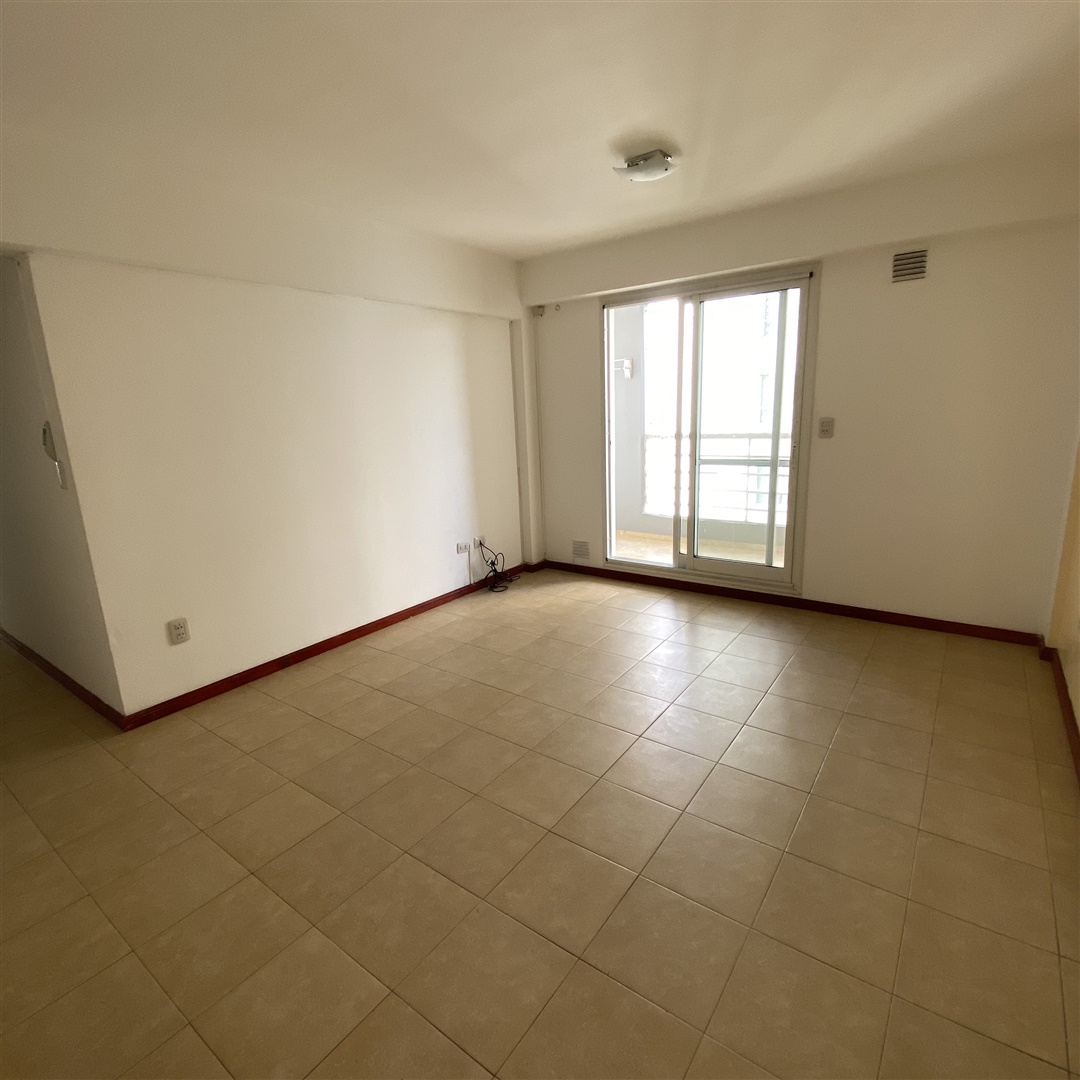 Departamento ubicado en 3 er piso contrafrente. Living comedor, balcón, cocina sectorizada, dos dormitorios con placard, baño.