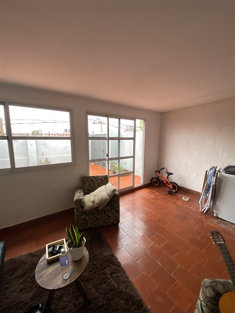 | CASA EN PA EN BARRIO SARGENTO CABRAL | Hermosa propiedad ubicada en cercanías a dos importantes avenidas de la ciudad, Aristóbulo del Valle y Salvador del Carril. La propiedad cuenta con sector de ingreso, living, comedor cocina, dos dormitorios, baño y una hermosa terraza de uso exclusivo.