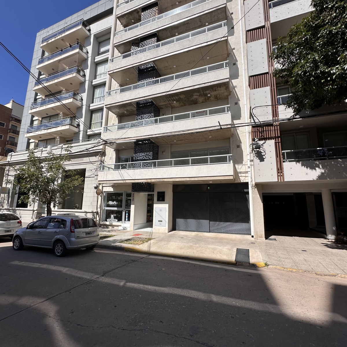 DEPARTAMENTO EN VENTA. Departamento a estrenar en Esperanza ubicado sobre la Av. Córdoba, la principal de la ciudad, con importante variedad de comercios y desarrollos inmobiliarios. La propiedad se encuentra en el Edificio Milenium en el tercer piso contrafrente. Posee en su ingreso un ambiente integrado de living cocina comedor, con un buena ventilación y balcón a un sector interno del edificio. En el sector íntimo se encuentran los dos dormitorios y el baño. La calidad constructiva del departamento es muy buena.