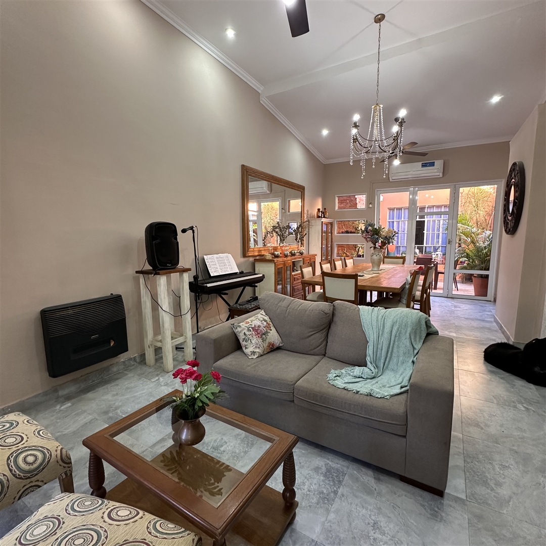 CASA DE CATEGORIA. La propiedad se encuentra ubicada en Barrio Candioti Norte. Se desarrolla en dos plantas. En planta baja, ingreso por el living comedor amplio, cocina integrada muy cómoda cuenta con una isla y y amoblamientos de primera calidad. Estos ambientes se conectan con un hermoso patio de luz con asador.  Tres dormitorios con placares, antebaño y baño completo y baño social. También dispone de un sector para despensa. Cochera para un vehículo y baulera con amplio espacio de guardado.  Galería abierta al patio verde con jardín y pileta, baño y habitación de guardado. En la planta alta se desarrolla un ambiente muy funcional que cuenta con dormitorio con vestidor, baño completo y sala de estar .Recibe como parte de pago departamento para inversión.