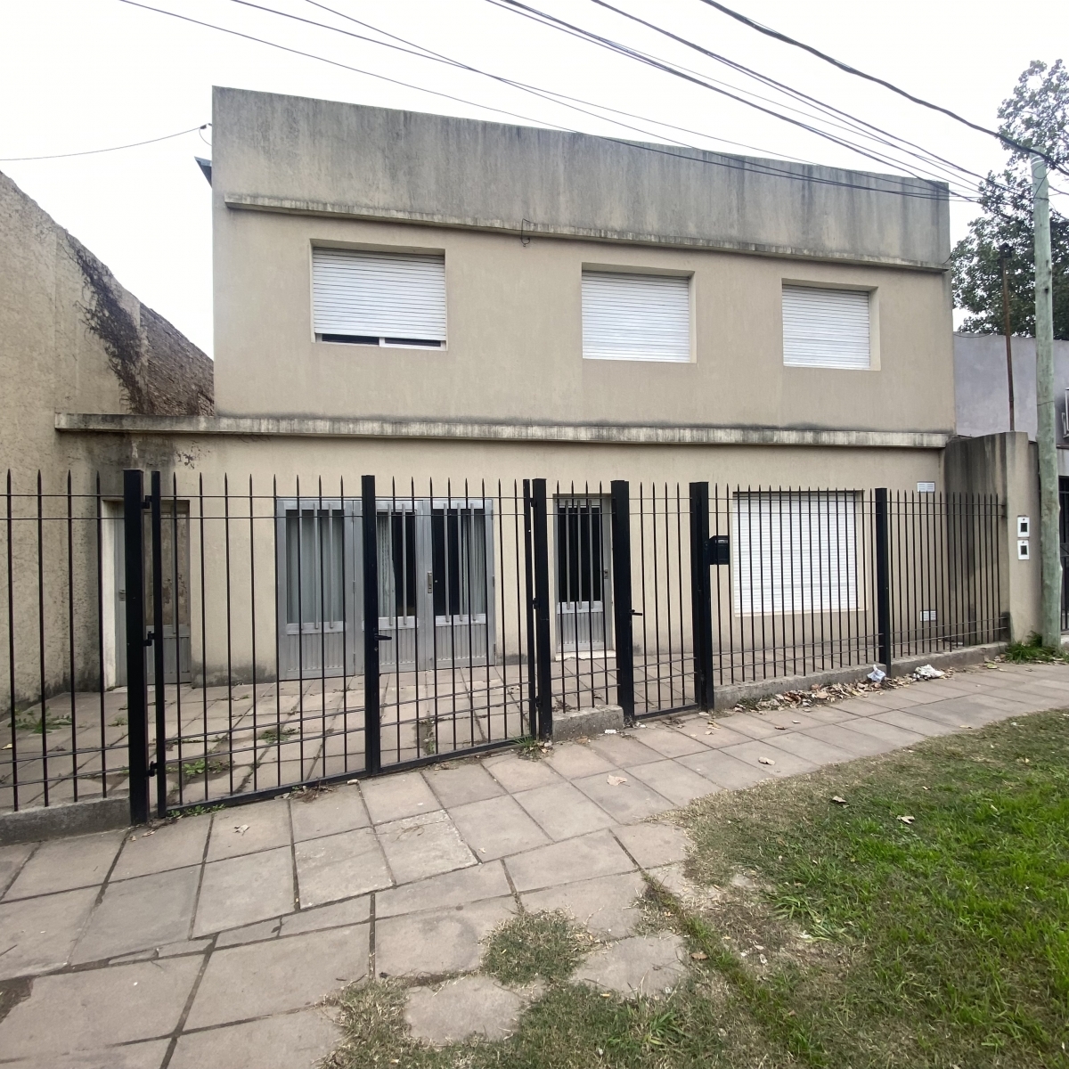 /CASA EN VENTA A MODERNIZAR/ La propiedad está desarrollada en dos plantas. En PB ingreso por living, comedor amplio y cocina,  2 baños. Desde el frente ingreso lateral por pasillo que conduce al patio. Desde el comedor y cocina se accede a patio seco mediano donde se encuentra una habitación de guardado.  Garage para un auto con ingreso directo al living. En PA tres dormitorios. Los ambientes son amplios y tienen ventilación e iluminación directa. Es una propiedad ideal para encarar un proyecto refacción/modernizacion. Posee todos los servicios.