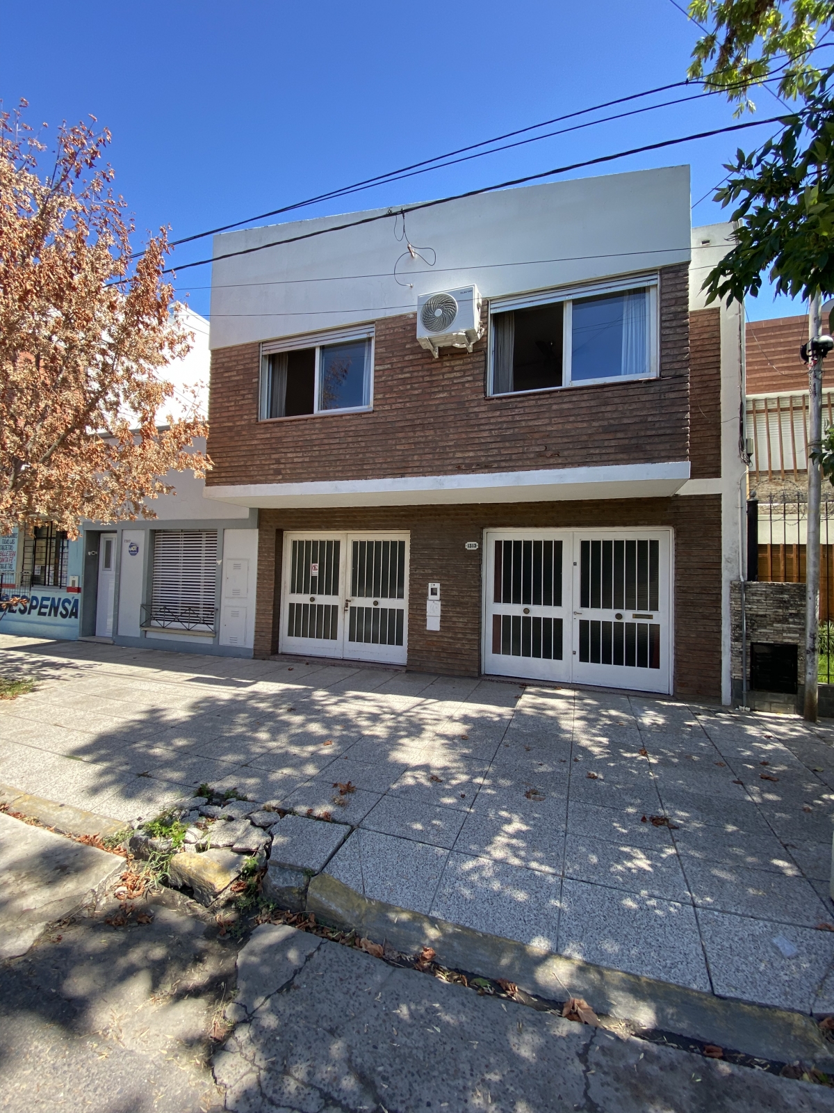 CASA EN PA | Esta propiedad se encuentra ubicada en la zona sur de la ciudad, en cercanía al casco histórico de la ciudad. Cuenta con cochera en su ingreso por PB. Accedemos a la PA por un amplio living comedor, anexo a la cocina, todos los ambientes cuentan con buena ventilación e iluminación. En el sector íntimo se encuentran los dos dormitorios y el baño, el plus de esta propiedad es que posee un amplio patio seco con asador.