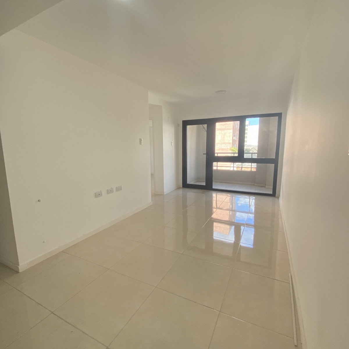 Departamento en venta. Cuenta con living-comedor integrado a la cocina, con salida a balcón. Dos dormitorios con placares y dos baños el primero social y el segundo completo en la parte intima. El edificio ofrece amenities como SUM y piscina. Incluye cochera.