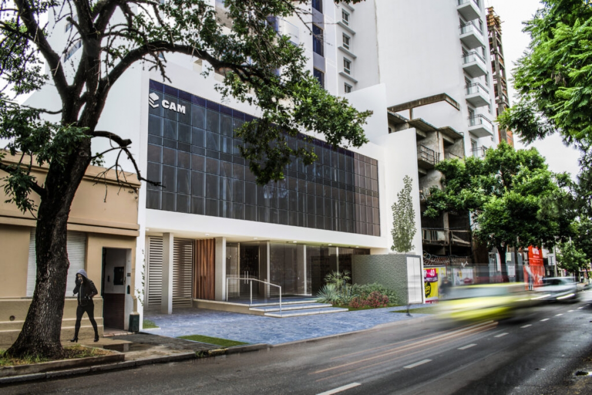 TORRE MILAN se ubica en Bv. Pellegrini 2947. Se destaca por su proximidad a centros educativos, de salud y culturales. La practicidad de un departamento con amplios balcones combinados con una excelente ubicación crea un exclusivo lugar para vivir. El edificio consta de 27 pisos con unidades de 1, 2 y 3 dormitorios modernos, confortables y muy luminosos.  La torre fue diseñada con una amplia terraza con piscina y un salón de usos múltiples logrando un espacio de encuentro .  El mismo se destaca por su  Ingreso con tarjeta magnética, aberturas exteriores de alta prestación con doble vidriado hermético, grifería y artefactos de alta calidad, amoblamientos de cocina completos, revestimientos y pisos de categoría, baños completos con vanitory, frente de placard con espejo, preinstalaciones para equipos de aire frio-calor.  El departamento tiene 57 m2  está situado en el piso 5 cuenta con 1 dormitorio. Su entrega estimada es a finales de 2025.