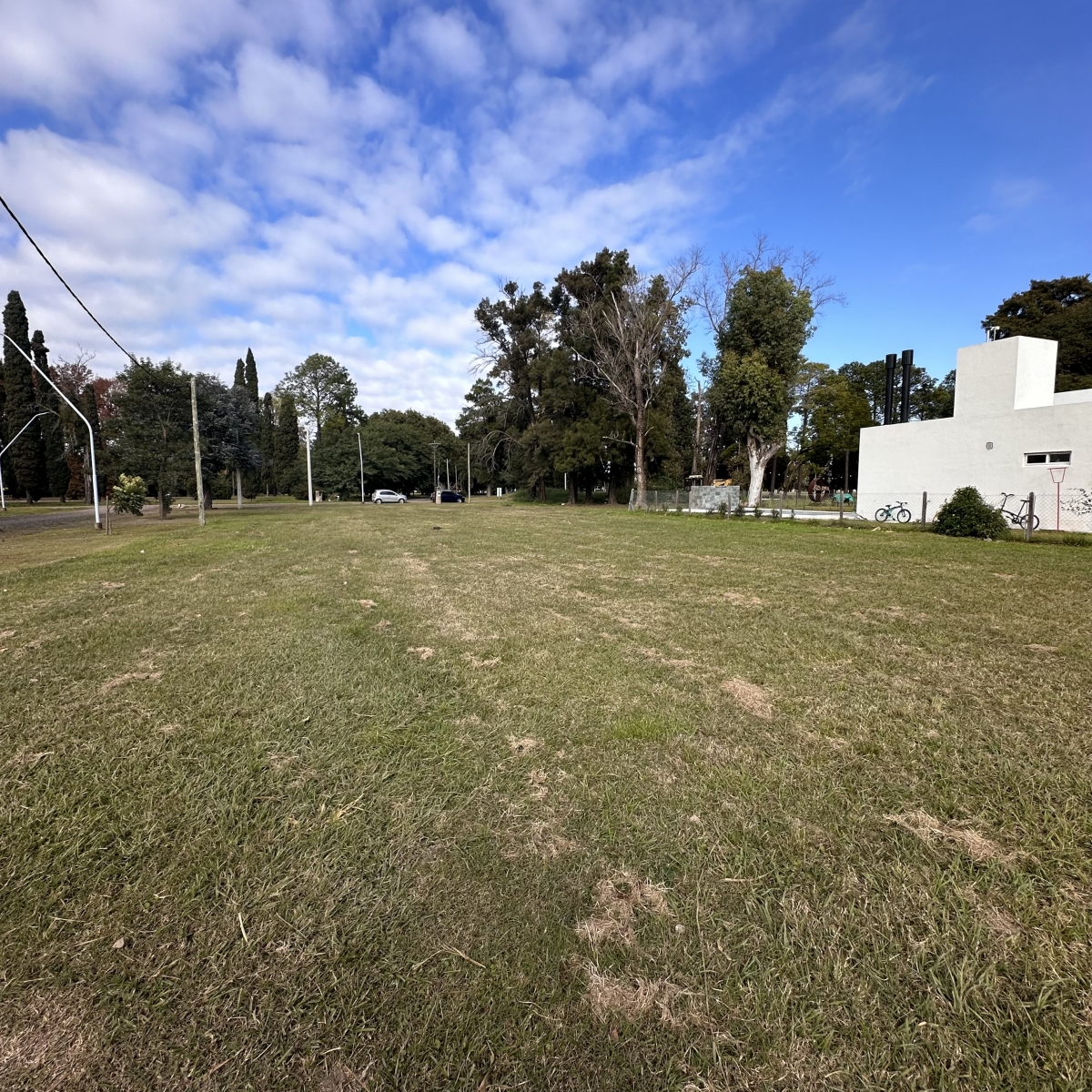 | LOTES EN VENTA| Se ubican en la ochava frente a la cancha de Golf, cada uno cuenta con una superficie de 300 m2, 10 m de frente por 30 m de fondo. El Country se encuentra a tan solo 12 minutos del centro de la ciudad de Santa Fe, es lugar ideal para vivir y descansar en un entorno natural. Cuenta con canchas de golf, club house, piscina, canchas de tenis, fútbol y su última incorporación, un espacio con juegos para niños. Tiene seguridad privada las 24 hs en el ingreso, todo su perímetro y control de velocidad de vehículos.