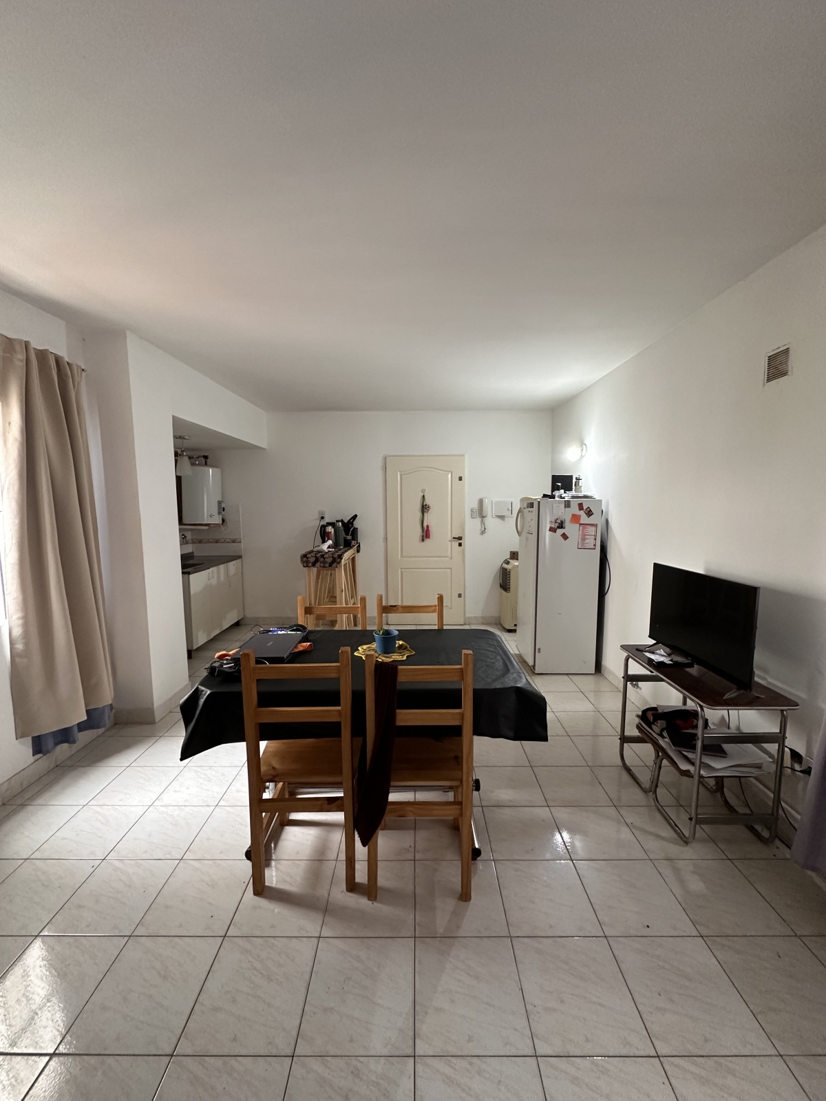 Monoambiente situado en primer piso por escalera es ideal para estudiantes. Está ubicado a cuadras de la peatonal San Martín. Alquilado hasta 12-2025. Apto a crédito.