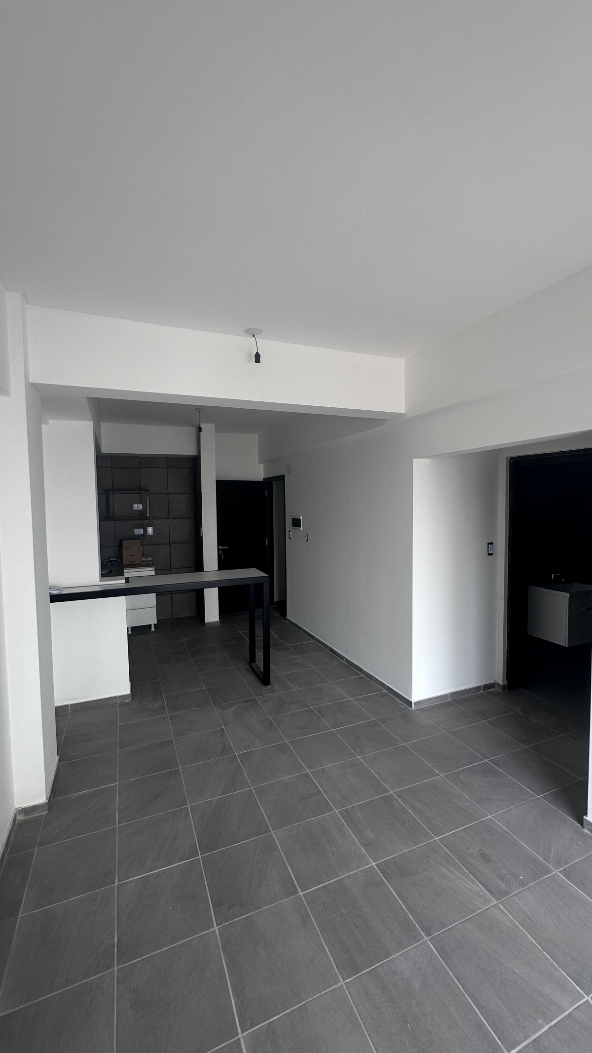 Departamento contrafrente, ubicado en el segundo piso. Distribución integrada que conecta el living-comedor con la cocina. Cuenta con un dormitorio con placard y un baño . 