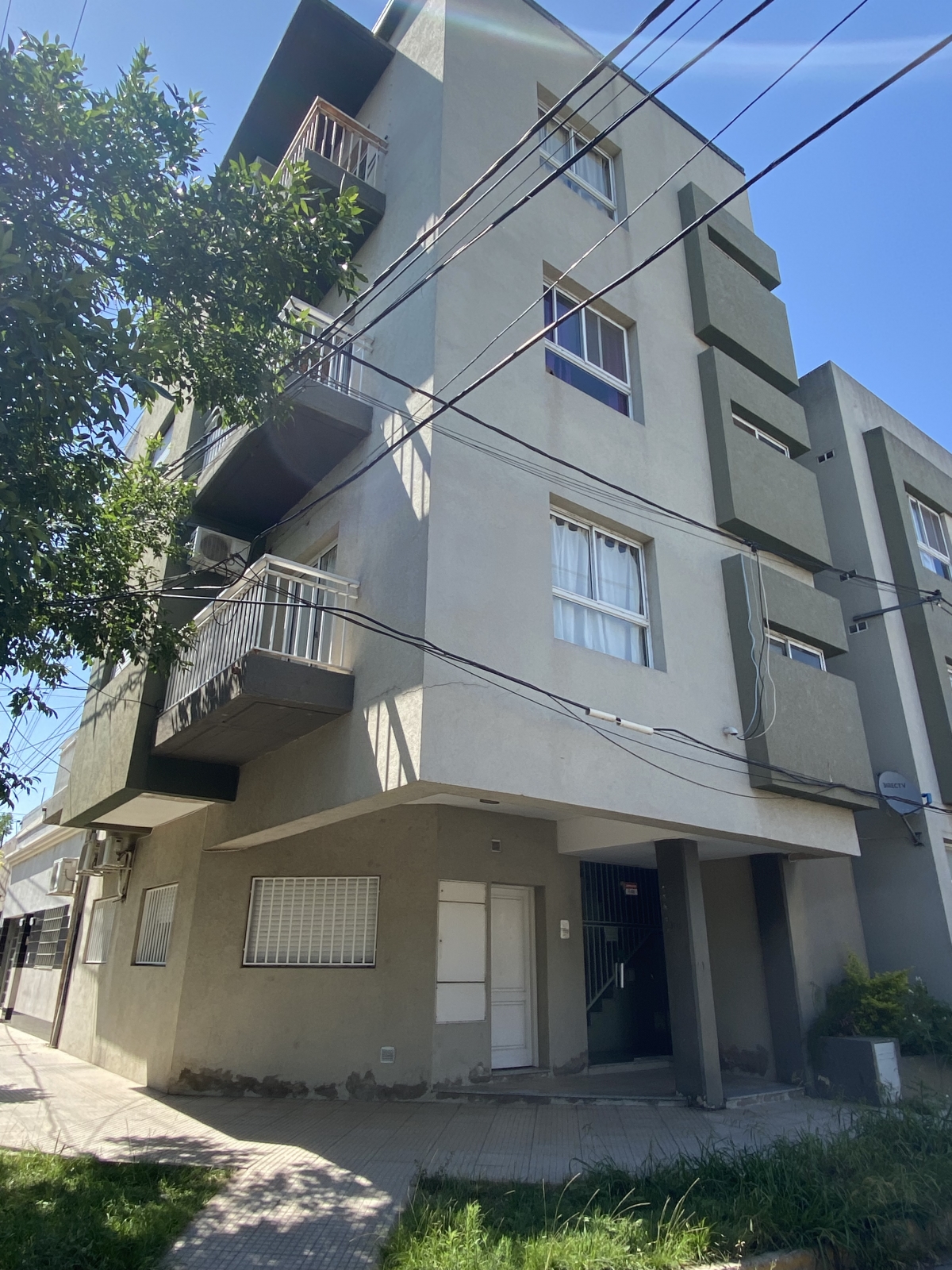 Departamento  muy luminoso. Cuenta con living cocina comedor, balcón, un dormitorio y baño. Contamos con varias unidades disponibles, consultar.