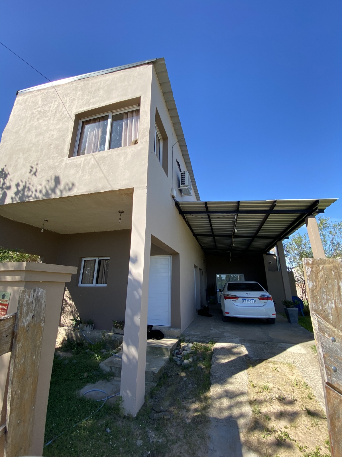 Casa quinta de dos plantas. Cuenta en planta baja con una galeria techada con asador,cocina sectorizada, living comedor con un gran ventanal con salida a un amplio jardin con pileta, habitacion de guardado y un baño. En planta alta encontramos dos dormitorios y un baño.