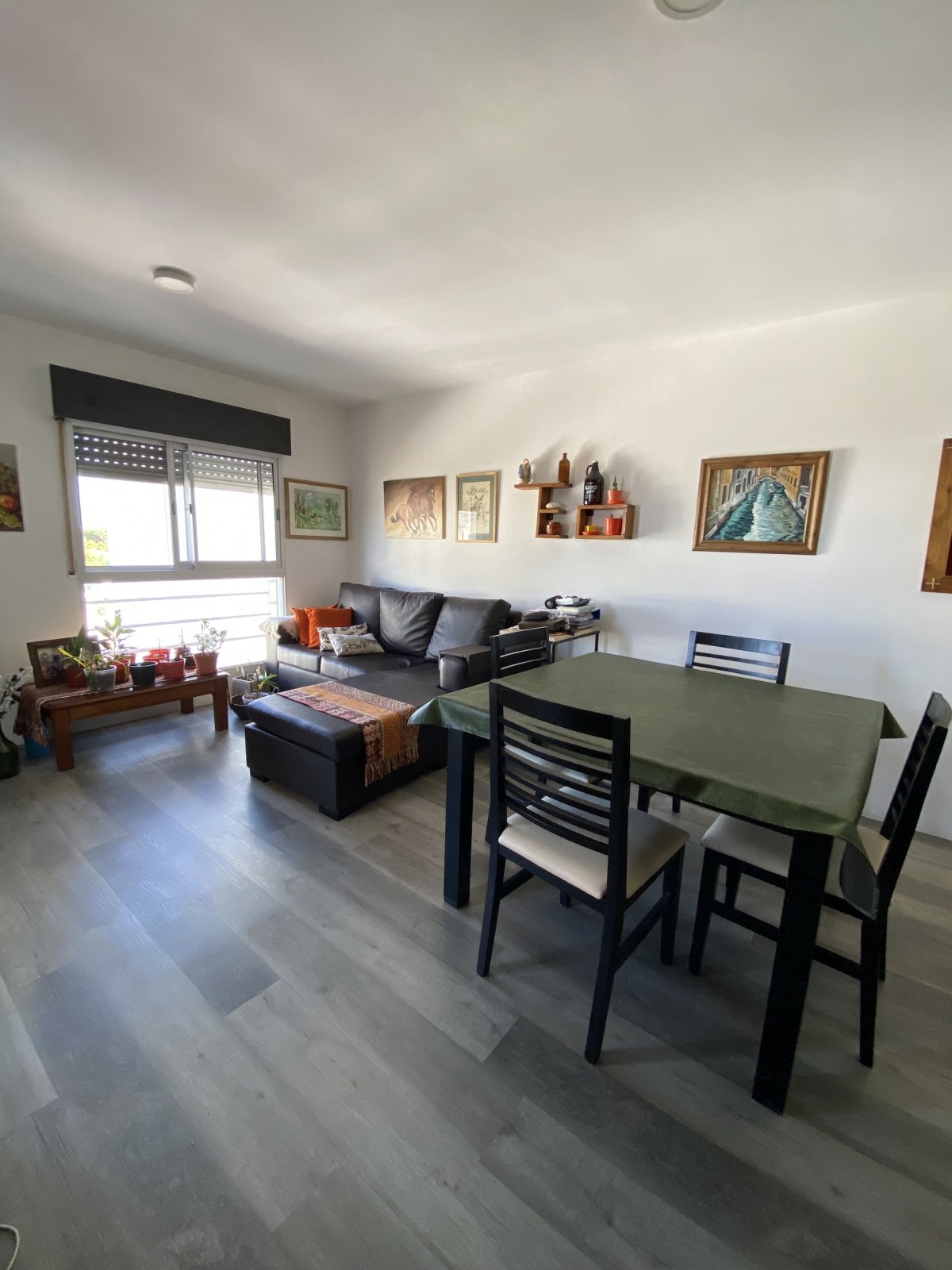  Hermoso departamento a cuadras de Avenida Freyre. Cuenta con living comedor con balcón, cocina, dos dormitorios con placard y baño. Posibilidad de cochera consultar valor.