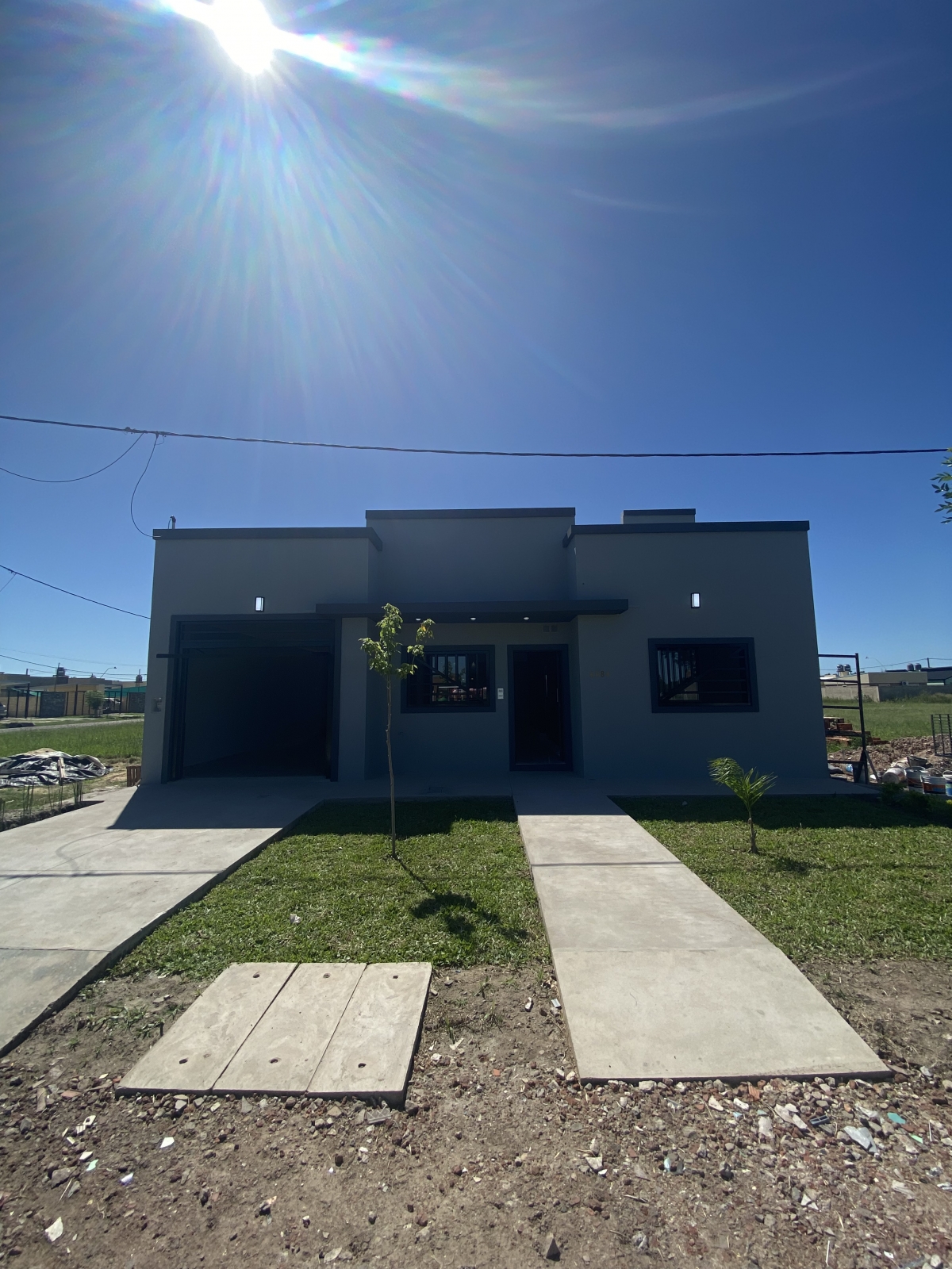 Casa a estrenar en Monte Vera. Cuenta con living cocina comedor, 2 dormitorios, 2 baños, galeria con asador, jardin con pileta, cochera para dos autos con porton automatico.