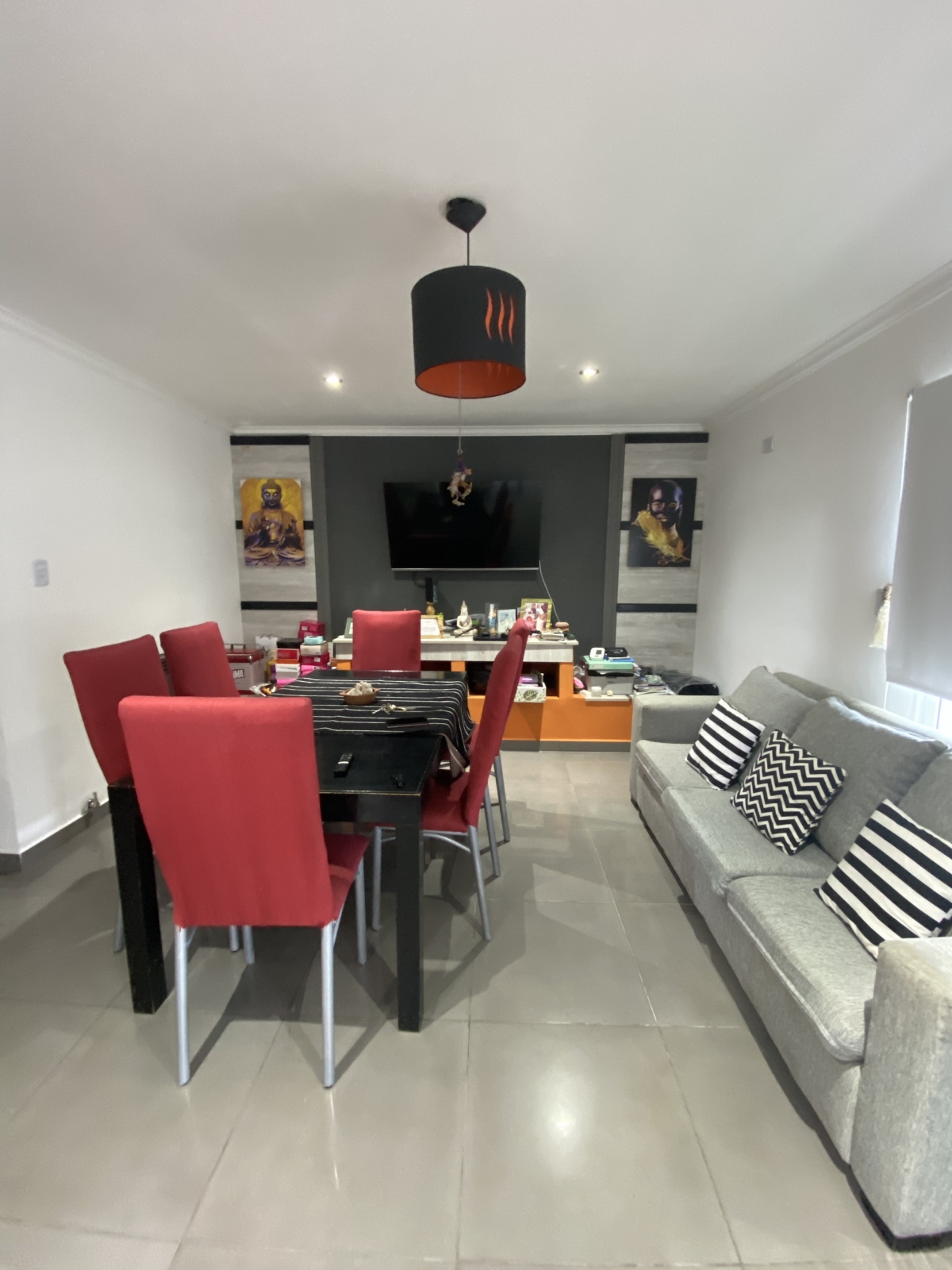 Dos propiedades en una. En la primera propiedad que se encuentra en planta baja contamos con living, cocina, comedor, dos dormitorios, baño y patio con pileta. La segunda propiedad es en planta alta y cuenta con living cocina comedor, un dormitorio, vestidor, baño , patio y lavadero. Ambas propiedades tiene cochera.