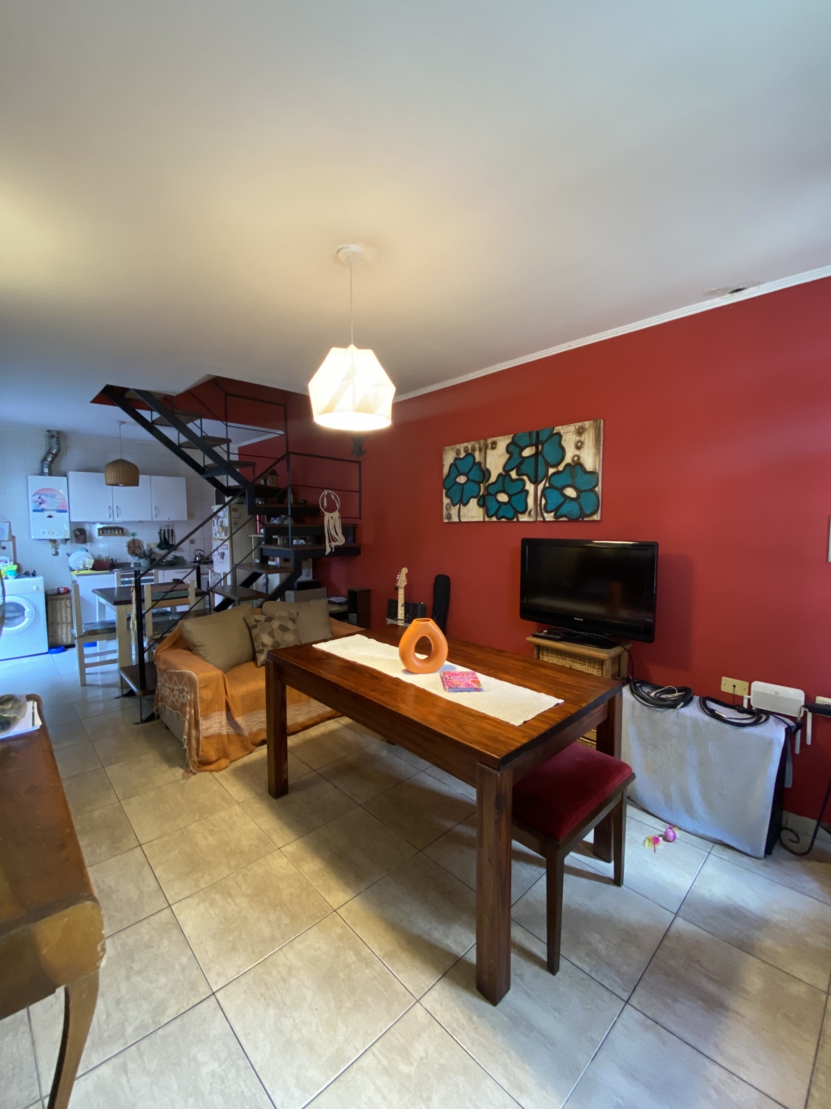 Duplex. Cuenta en planta baja con living cocina comedor, patio y cochera. En planta alta nos encontramos con dos dormitorios y un baño. APTA CREDITO