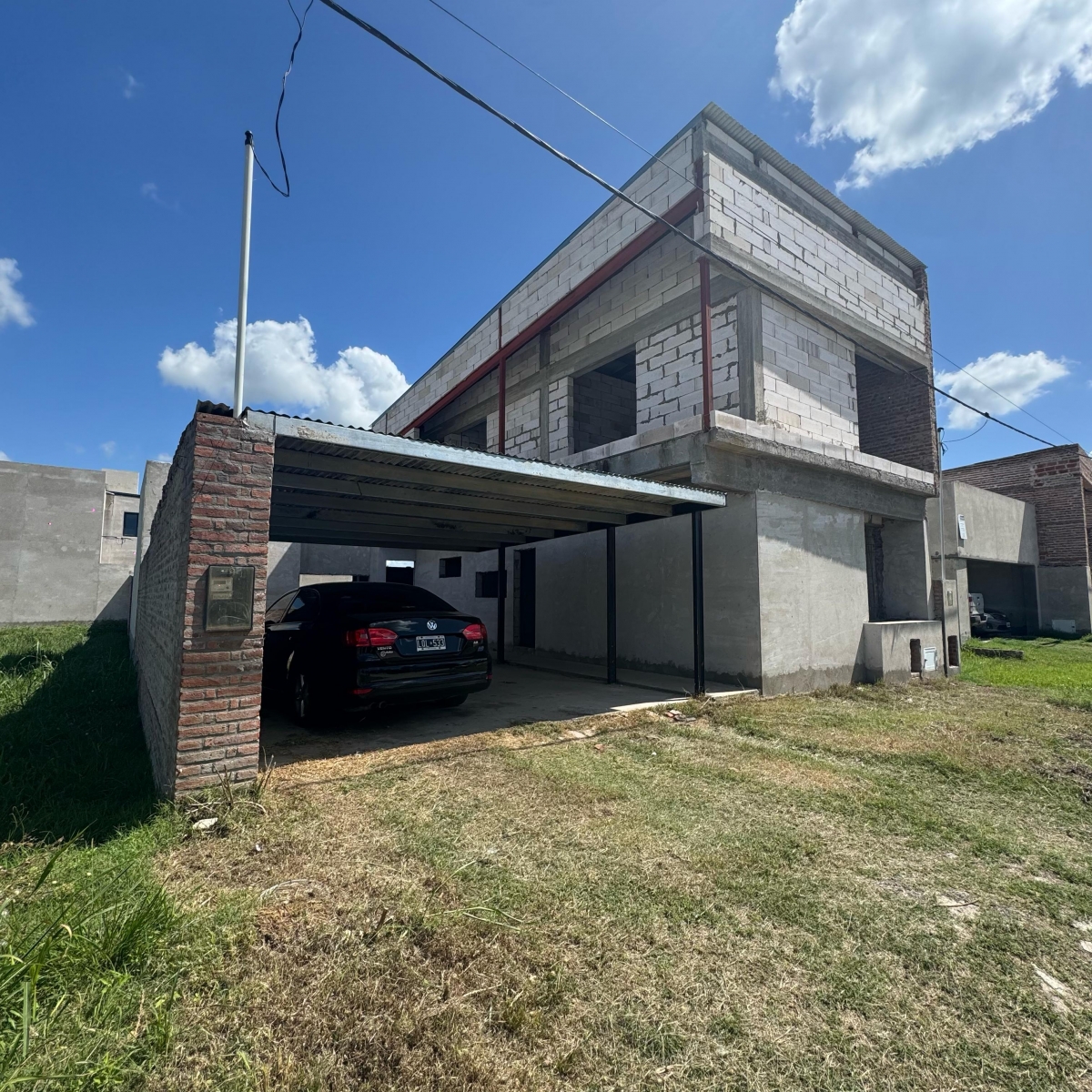 Casa a terminar con un diseño moderno, con ambientes amplios, techos altos y materiales de primera calidad ). La propiedad se distribuye de la siguiente manera: -Planta baja: Cochera doble, dormitorio con vestidor, estudio, baño, toilette, cocina-comedor, galería con asador, lavadero y patio con baño y depósito.- Planta alta: Dos dormitorios, baño y balcón.