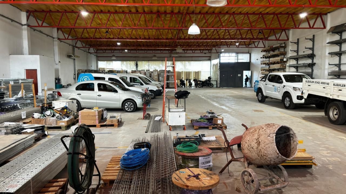 Galpón cuenta con más de 900 m², ideal para diversas actividades comerciales o industriales. Ubicación estratégica, a pocos metros del parque industrial, acceso fácil y rápido a rutas principales, posibilidad de expansión . CONSULTAR PRECIO
