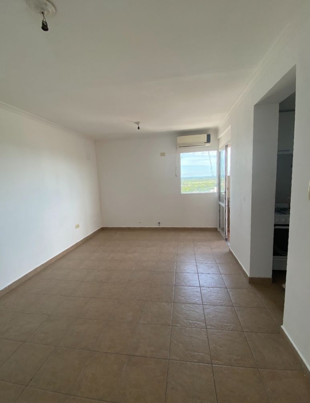 Departamento en último piso. Cuenta con living comedor con balcón, cocina ,  1 dormitorio y baño