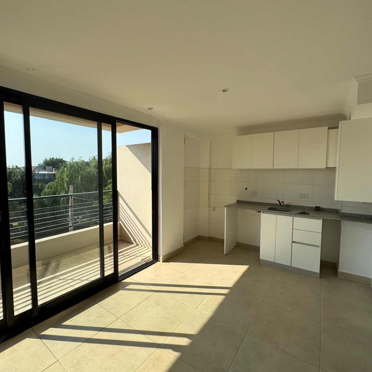 Departamento en torre con ascensor. Cuenta con living-comedor, cocina, balcón, dos dormitorios y baño