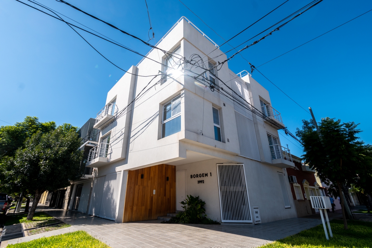 Departamento a estrenar. Cuenta con un dormitorio con placard, cocina living comedor con balcón y baño. El edificio ofrece una terraza de uso común y cochera.