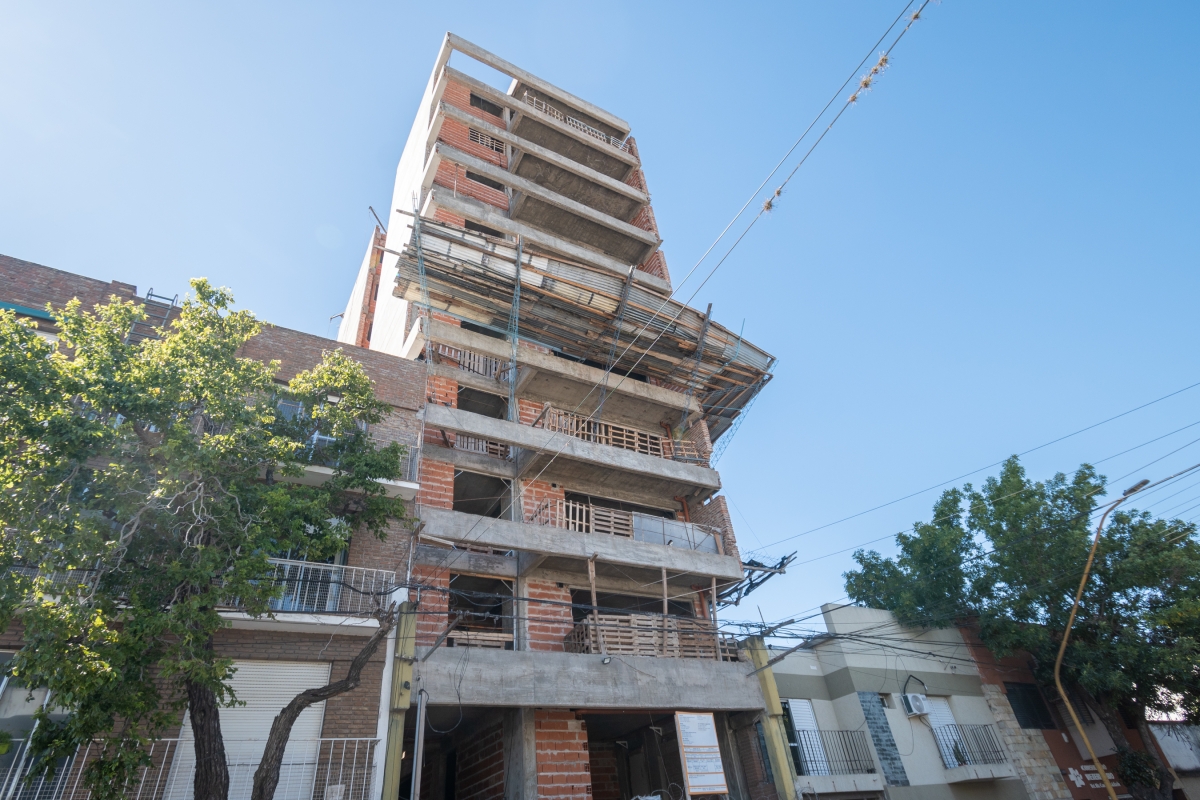 Edificio en construccion , los departamentos estan desarrollados con ambientes amplios y cómodos, con balcones y expansiones de grandes dimensiones que brindan una maravillosa vista. Los departamentos cuentan con excelente eficiencia energética, generando espacios habitables con un alto grado de confort térmico. ​​​​​​​La terraza y su mirador son la coronación del edificio.