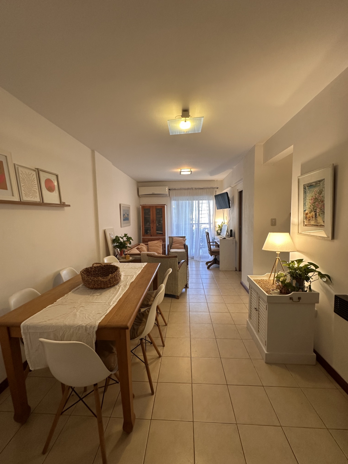El departamento cuenta con living comedor con balcón, cocina sectorizada, 2 dormitorios y baño. La propiedad está ubicada en una zona estratégica ya que está a cuadras de Avenida Freyre y de la peatonal San Martín.