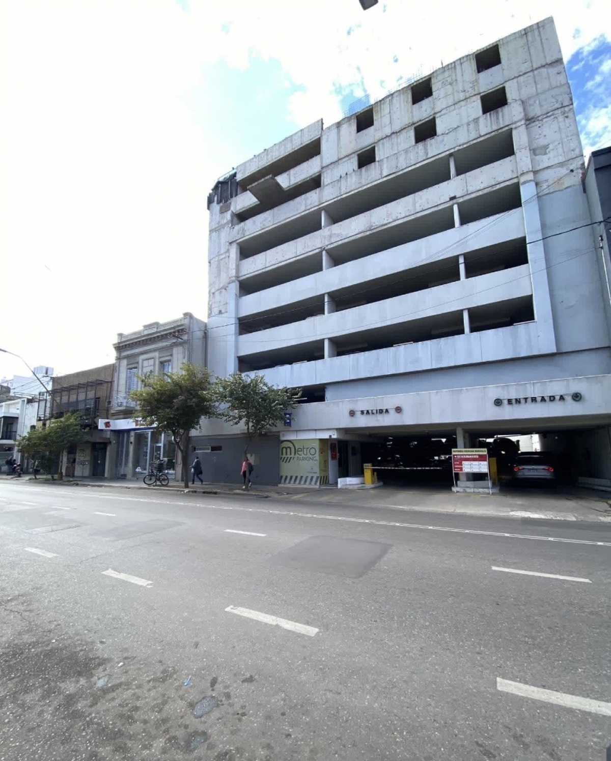 | VENTA COCHERA | Ubicadas en zona centrica, a metros de Bv. Pellegrini y peotonal San Martin, Las unidades son de facil acceso y buenas dimensiones. El establecimiento cuenta con seguridad 24 hs.