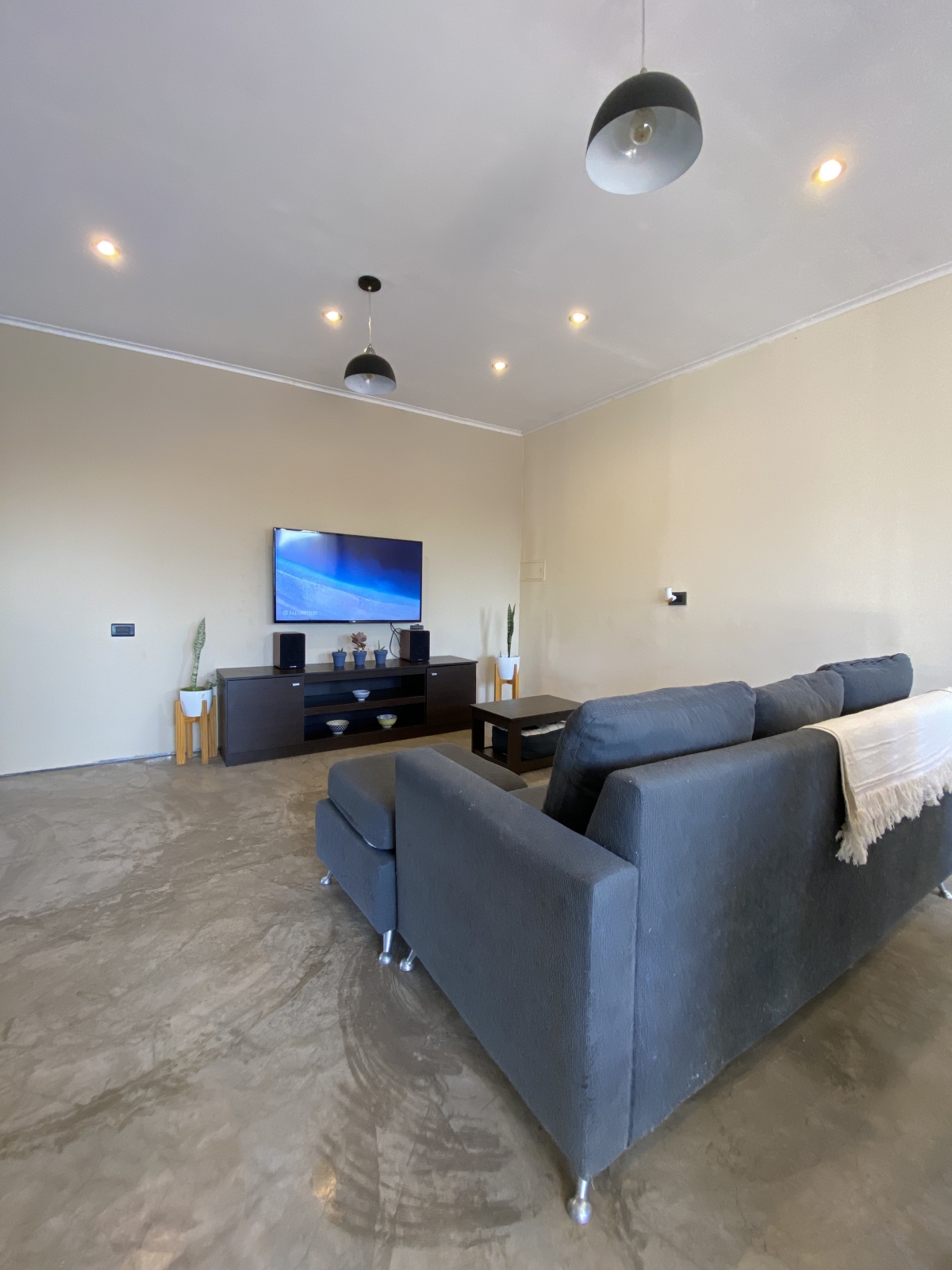 A tan solo 20 metros de Avenida Aristóbulo del Valle, se encuentra esta propiedad de uso mixto, ideal para vivienda y emprendimiento. En planta baja cuenta con cochera para dos vehículos y un local comercial con ambiente adicional y baño. En planta alta se desarrolla la vivienda principal, con acceso desde una amplia terraza . Dispone de living-comedor integrado a la cocina, dos dormitorios y un baño completo. Excelente oportunidad por su ubicación estratégica y versatilidad de uso.