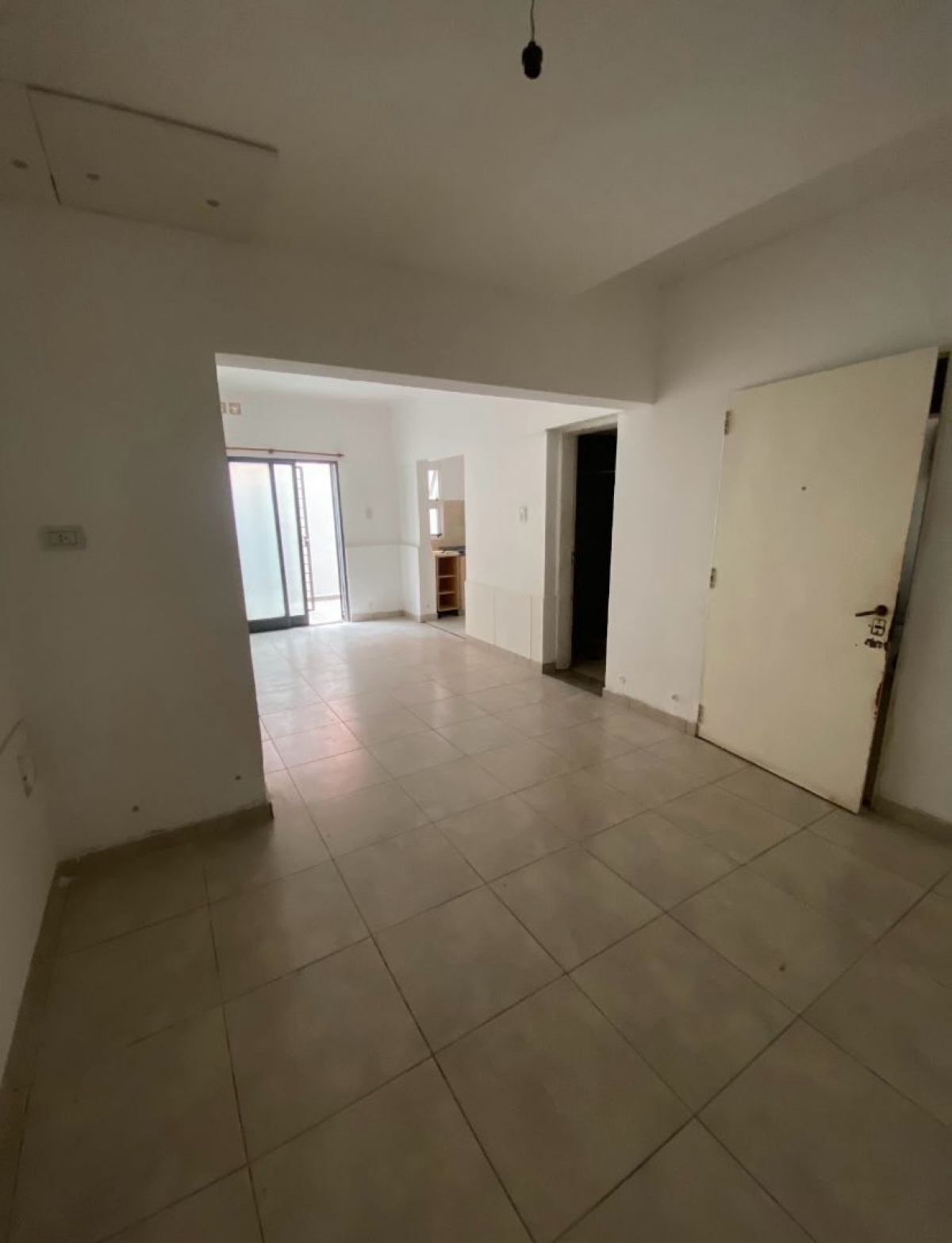 Planta baja cuenta con living comedor con salida a un patio seco  , cocina sectorizada , 2 dormitorios y 2 baños.