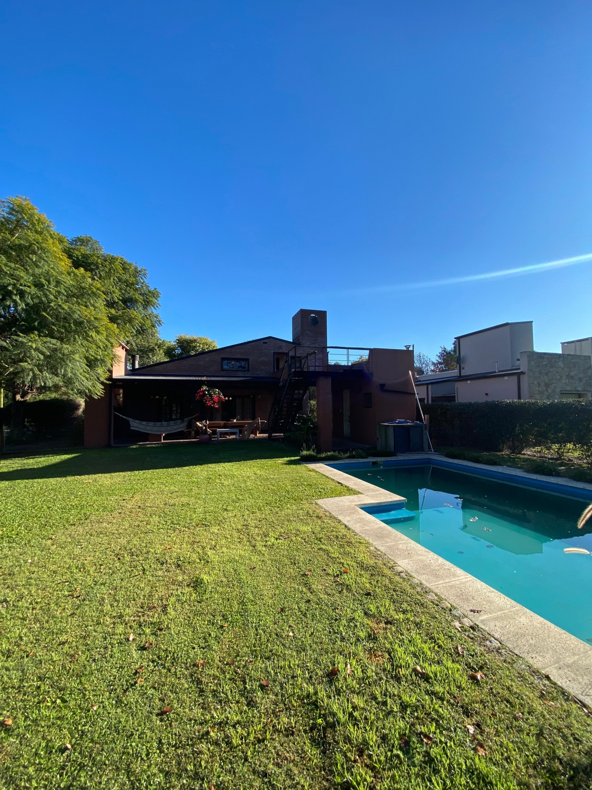 Casa amoblada en dos plantas. En planta baja cuenta con living-comedor, cocina sectorizada, un baño, un dormitorio, galería con asador, jardín con pileta y un segundo baño exterior. En planta alta se encuentra un espacio tipo loft, un dormitorio, otro baño y una salida a la terraza. Desde la terraza, una escalera comunica con el patio.