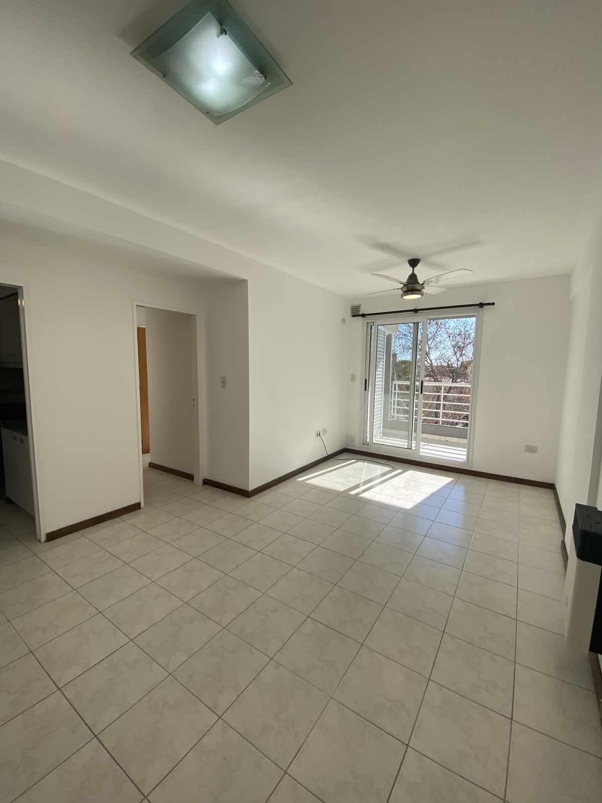 El departamento cuenta con living comedor, balcón con asador, cocina, lavadero y dos dormitorios con placard. Posee ventilador de techo en el living comedor y aire acondicionado en uno de los dormitorios.
