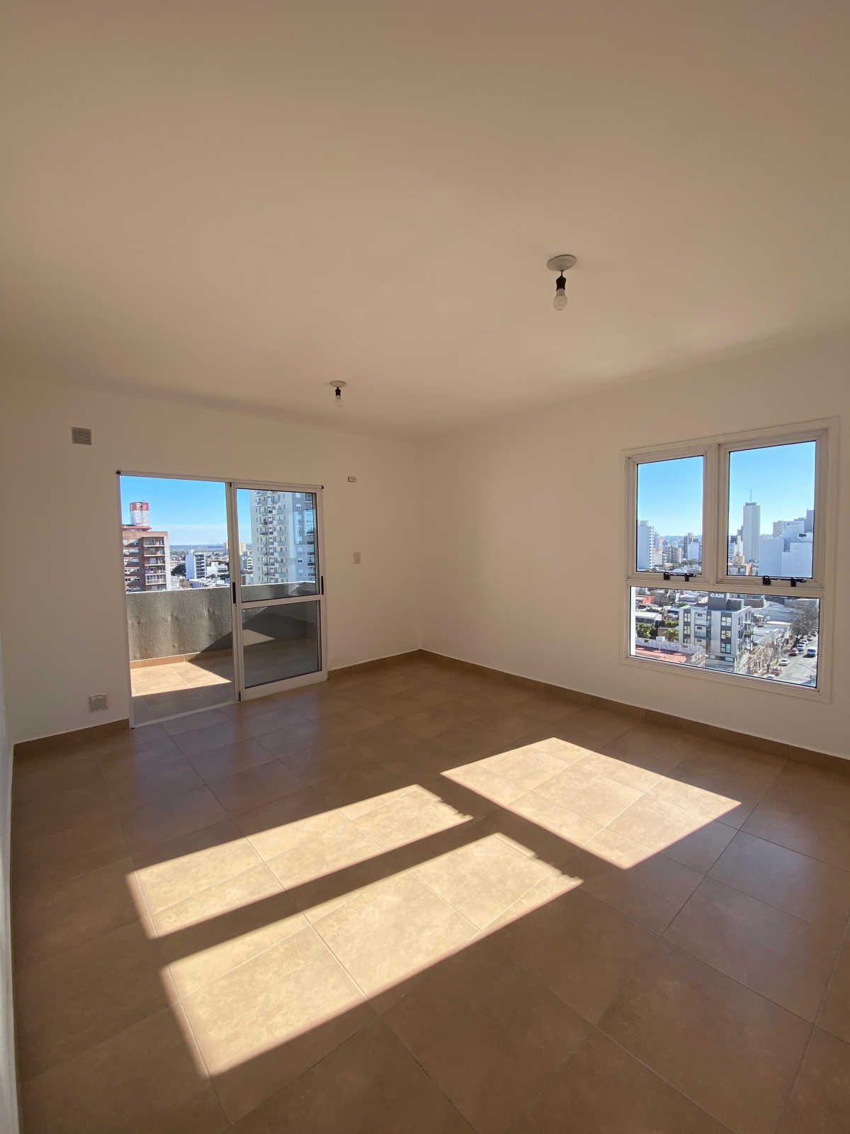 El departamento cuenta con Living comedor, balcón, cocina, dos dormitorios con placard, 2 baños