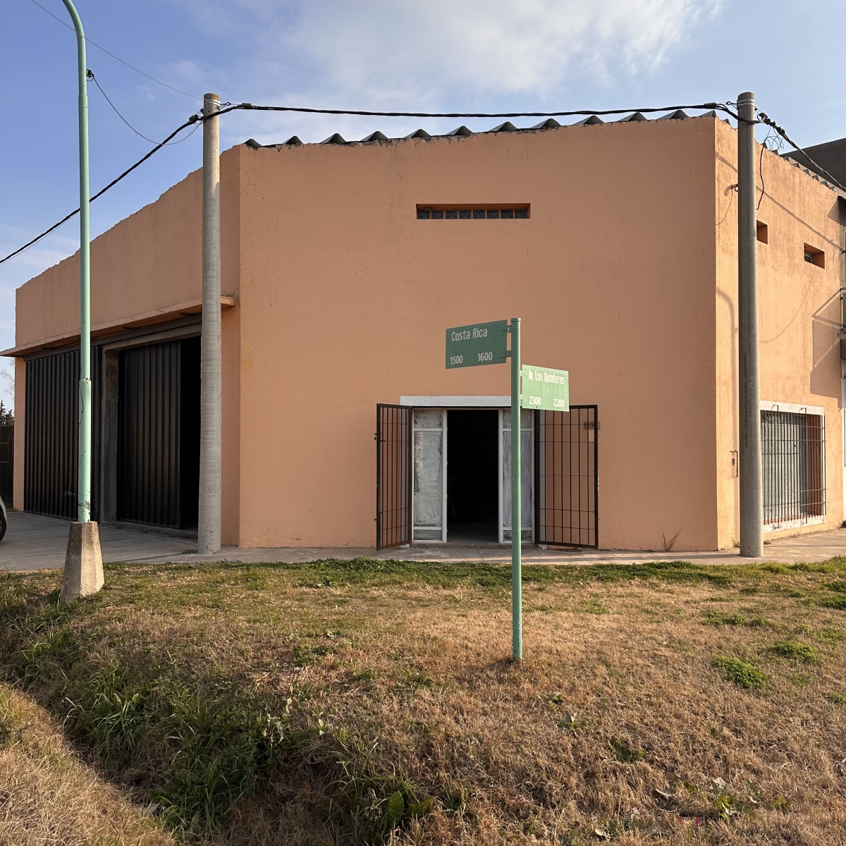 Galpón de 185 m² cubiertos con posibilidad de local al frente. Cuenta con entrepiso de 40 m², fosa con autoelevador, baño y patio con entrada independiente. También posee un asador. Ideal para emprendimientos, talleres o depósito.