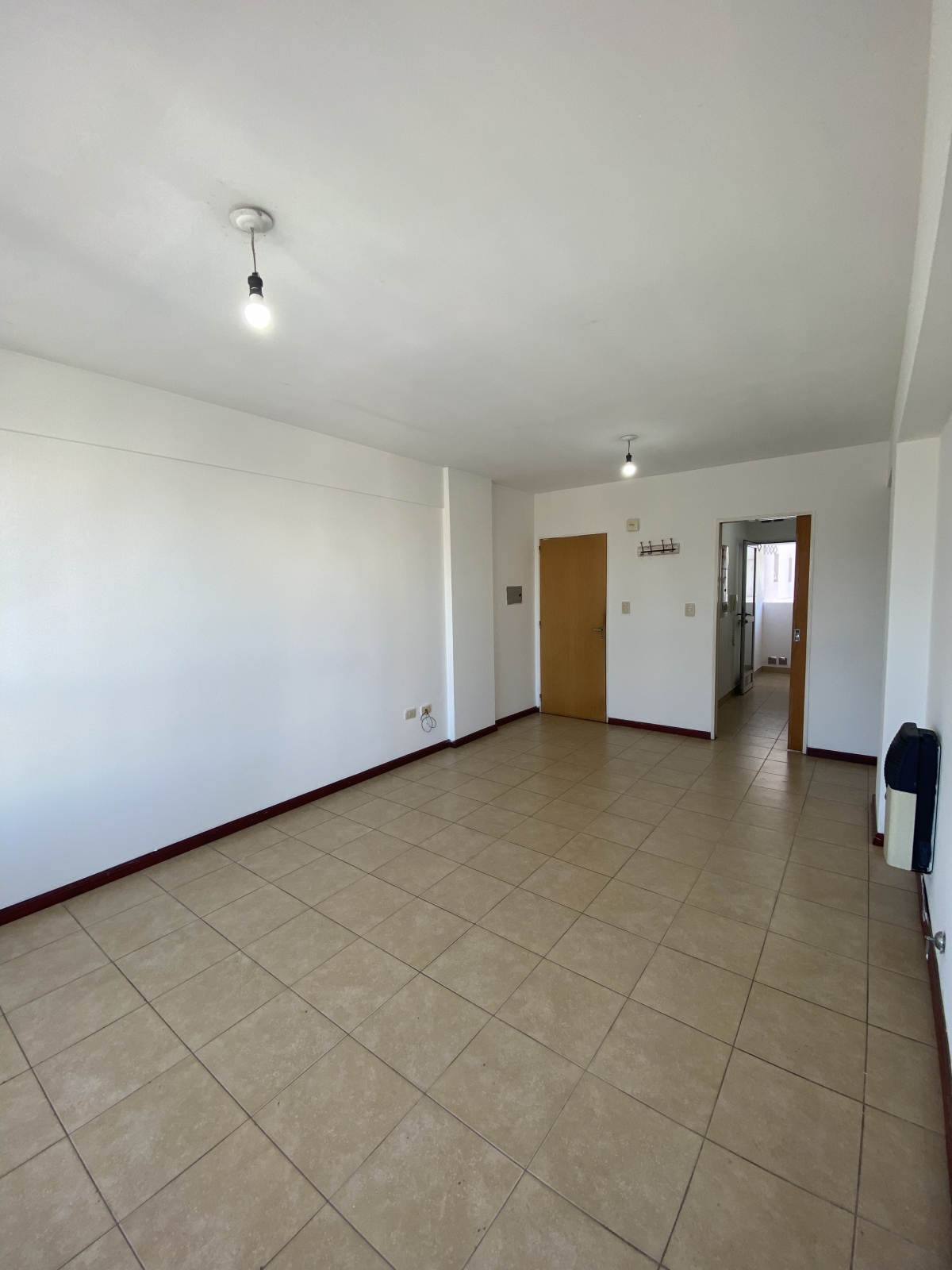 Cuenta con living comedor con salida al balcón con asador, cocina separada, lavadero, dos dormitorios y un baño completo. 