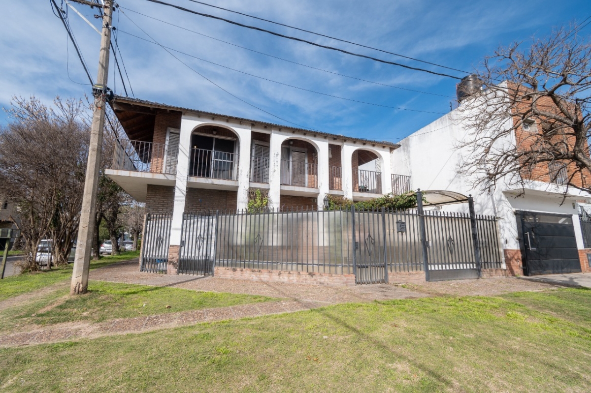 Casa de dos plantas, ubicada a solo 300 metros de Aristóbulo del Valle. Al ingresar, la propiedad cuenta con patio delantero, cochera y un práctico espacio de guardado. En planta baja dispone de un amplio living-comedor, cocina independiente, lavadero, patio, un dormitorio y un baño completo. En planta alta se encuentran dos dormitorios con salida a un balcón circular, un segundo baño y un altillo con múltiples posibilidades de uso.